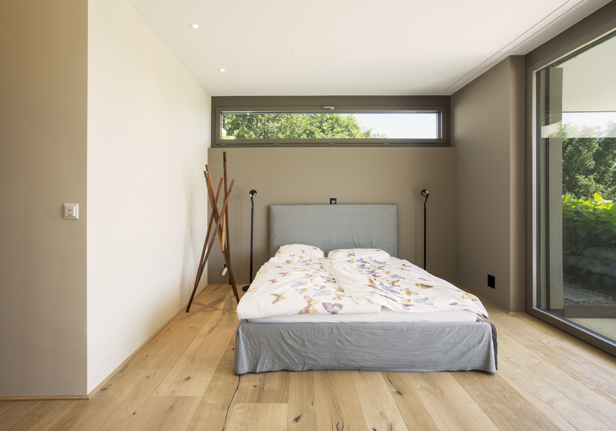 Bedroom with ribbon window above the bed – Single-family house in Uitikon