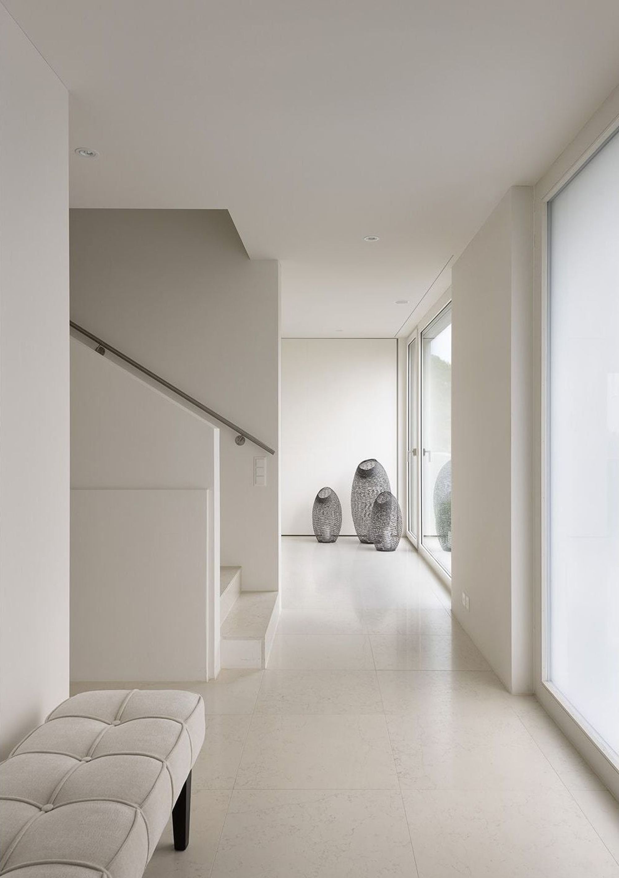 Bright hallway with staircase and bench – Single-family house in Zürich