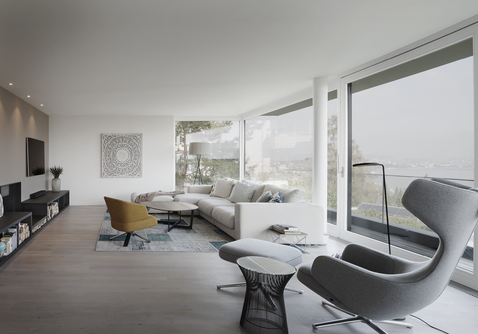 Living room with armchairs and floor-to-ceiling glazing – Interiors and landscape, Kilchberg