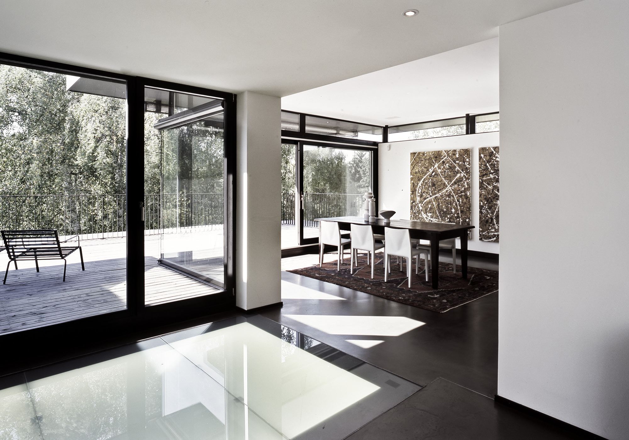 Living space with glass floor and dining table – Single-family house in Dietikon