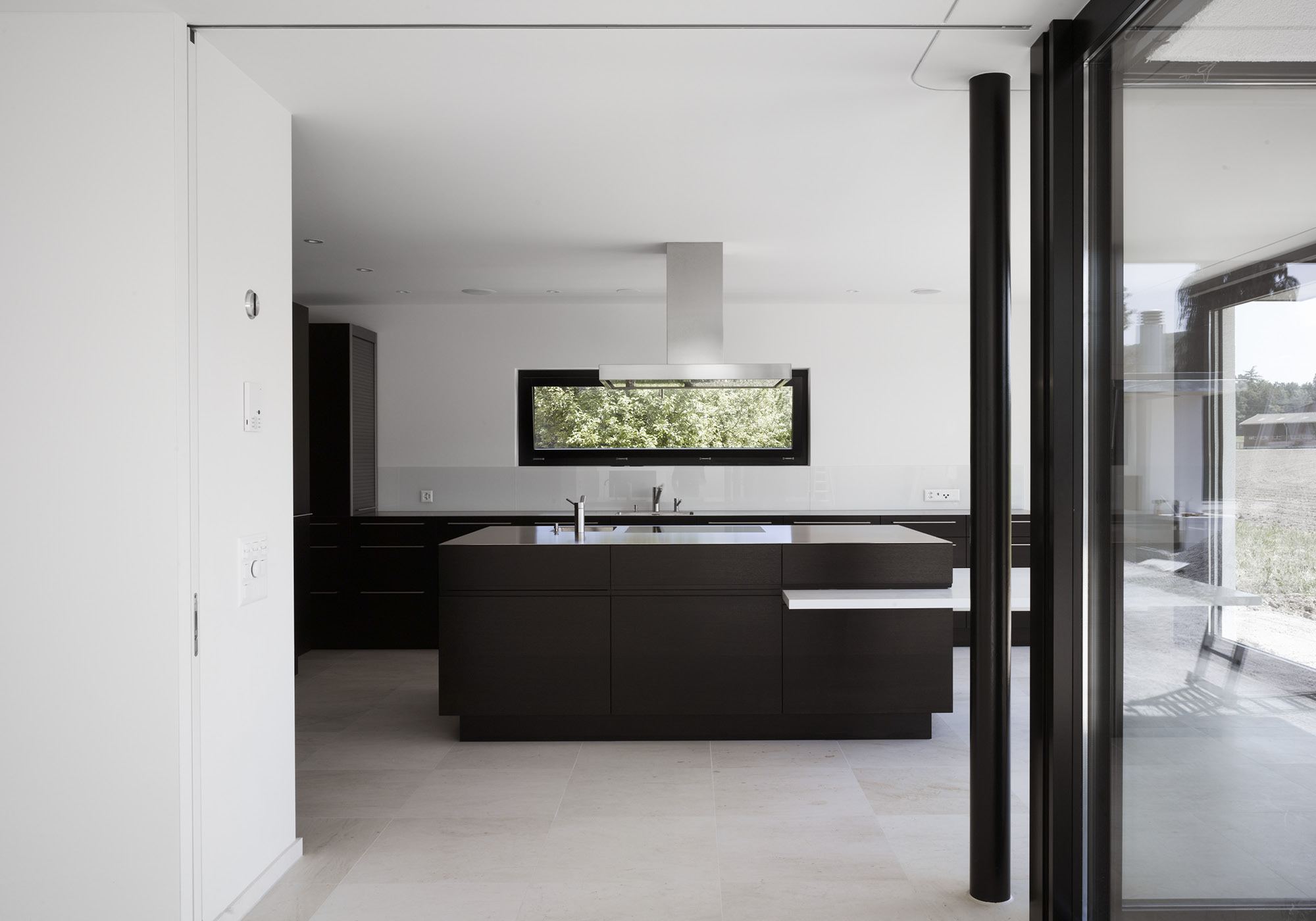 Open space with kitchen and sliding glass door – Single-family house in Mülligen