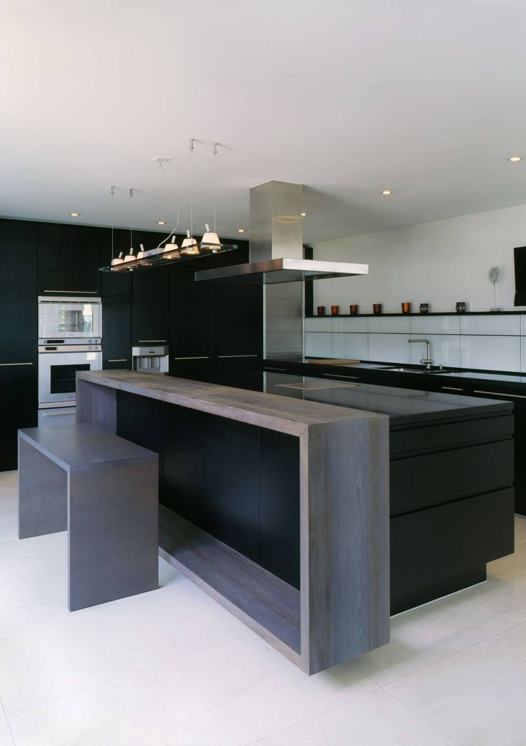 Dark kitchen with island and counter – Single-family house in Uitikon
