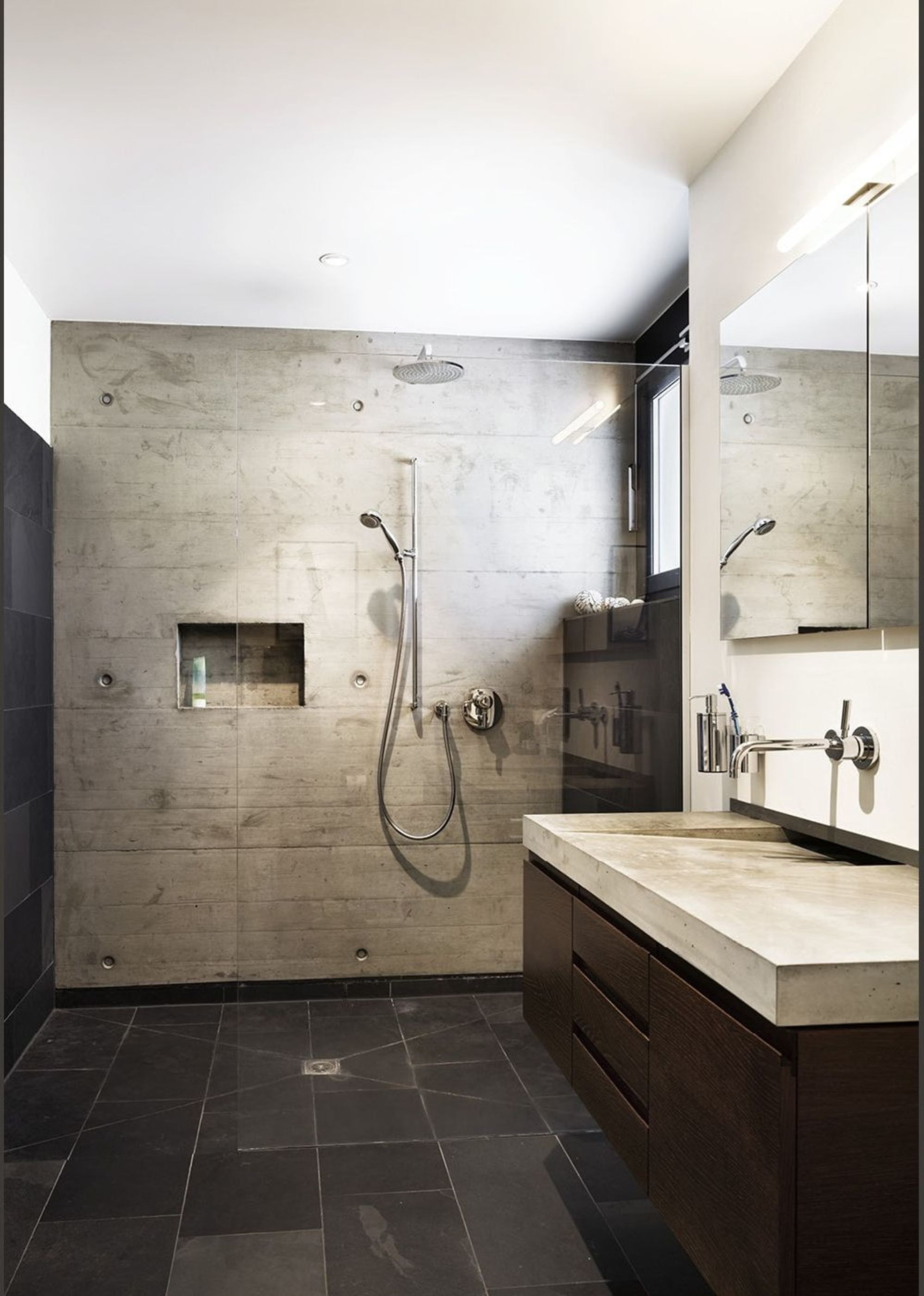 Shower with natural stone wall – Apartment building in Uitikon