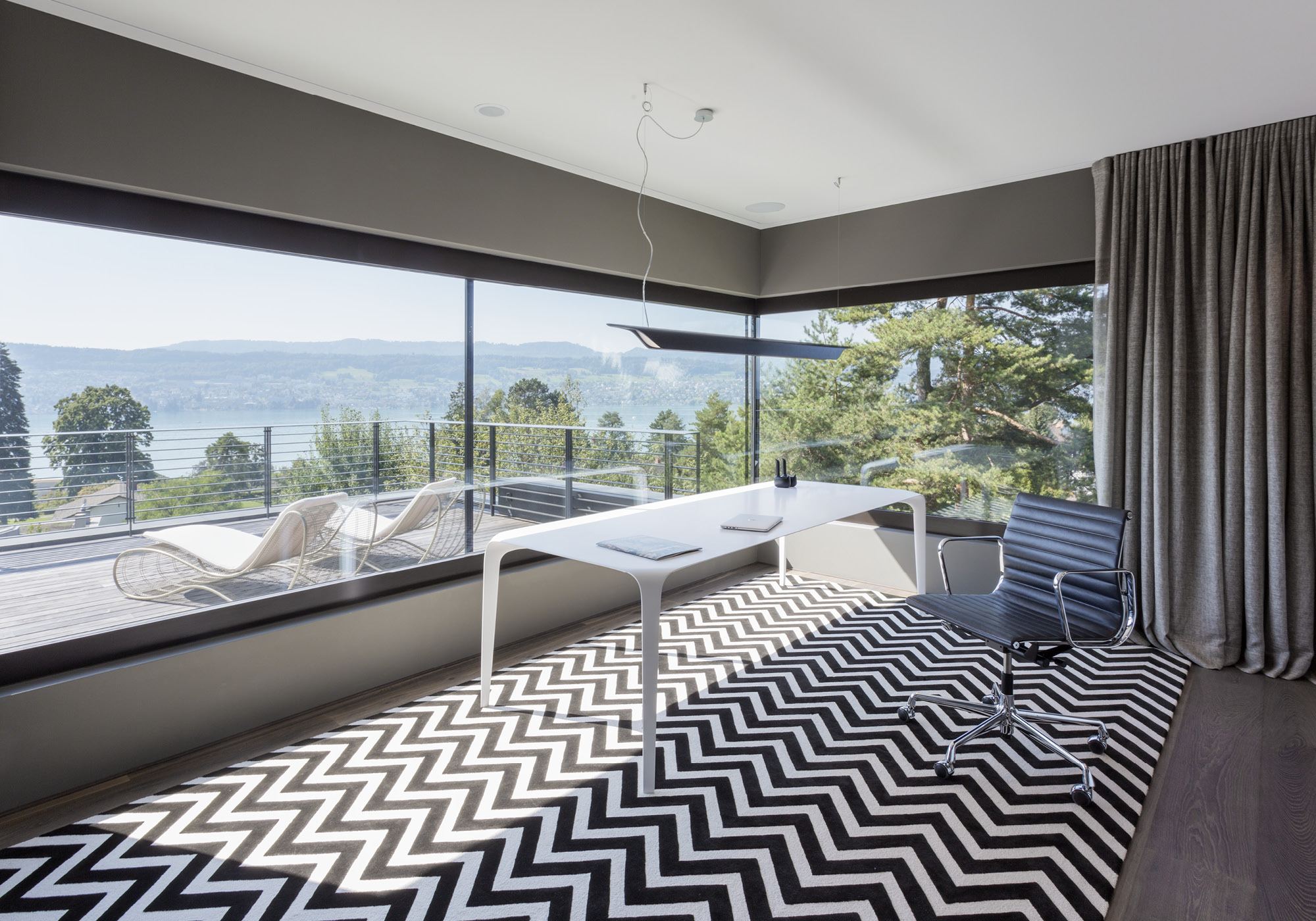 Study with corner window and lake view – Single-family house in Meilen