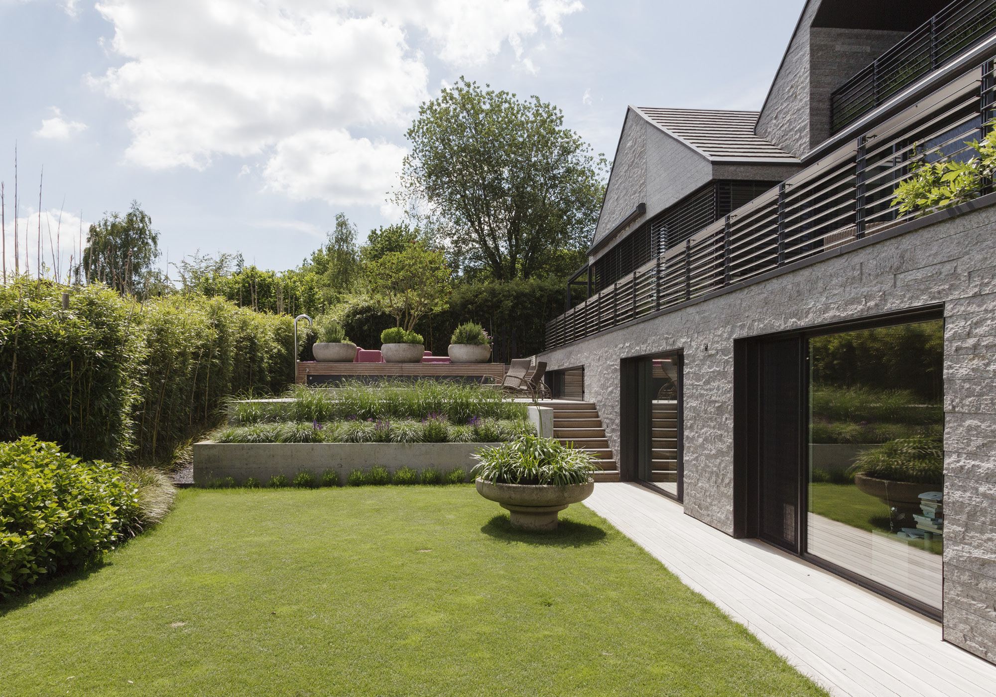 Garden with lawn and natural stone retaining wall – Single-family house in Neerach