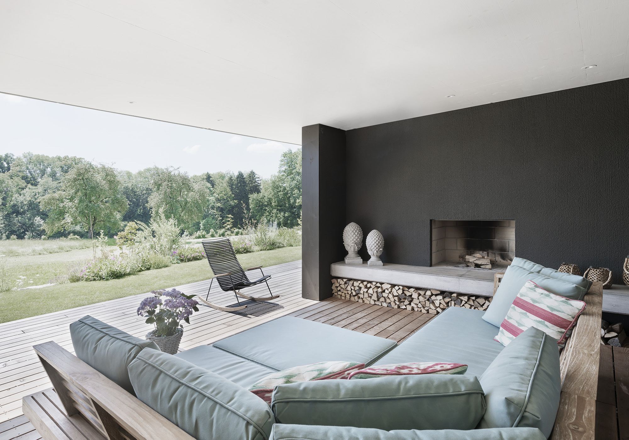 Outdoor lounge with sofa and outdoor fireplace – Single-family house in Grüningen