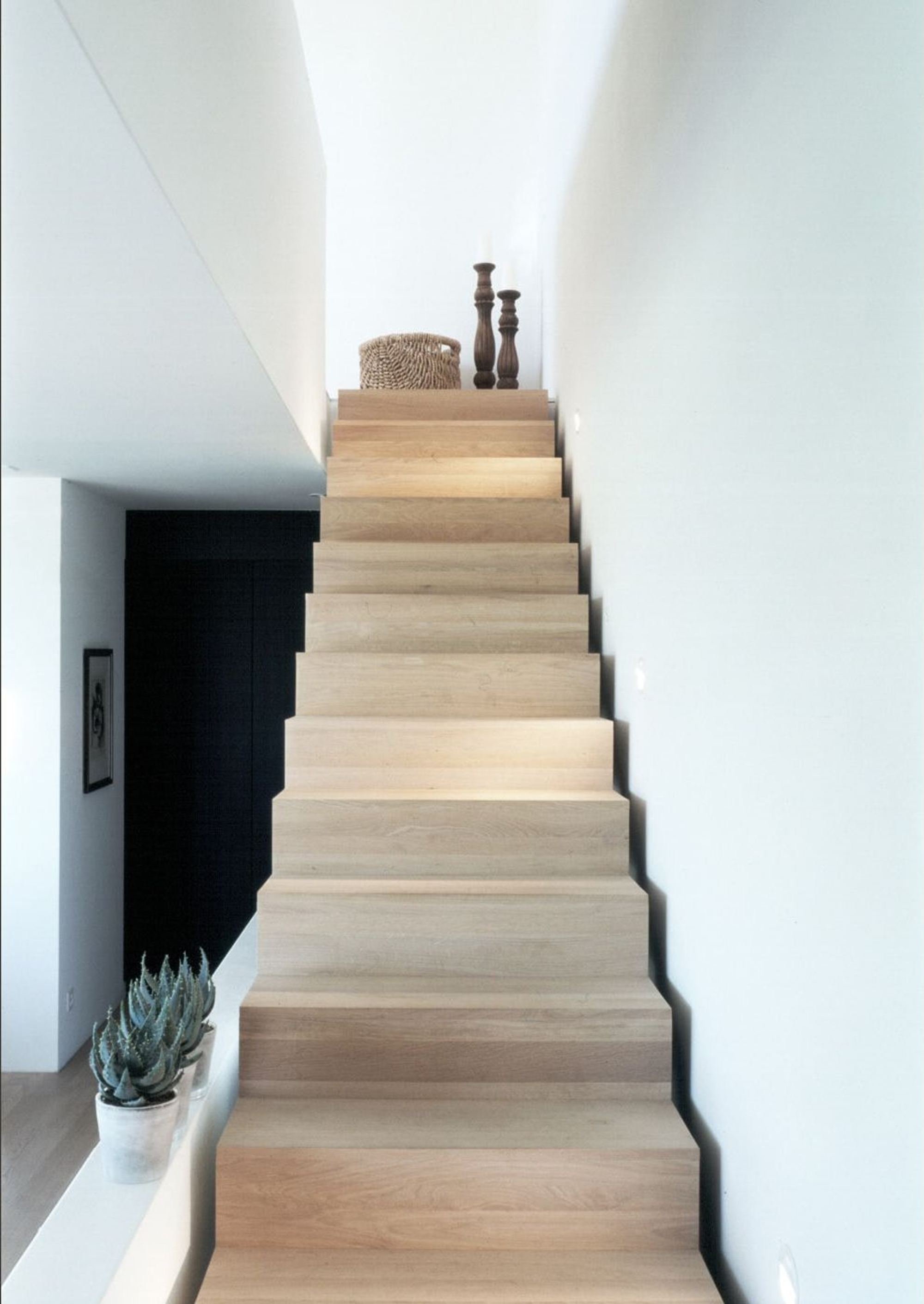 Timber staircase between white walls – Single-family house in Davos Platz