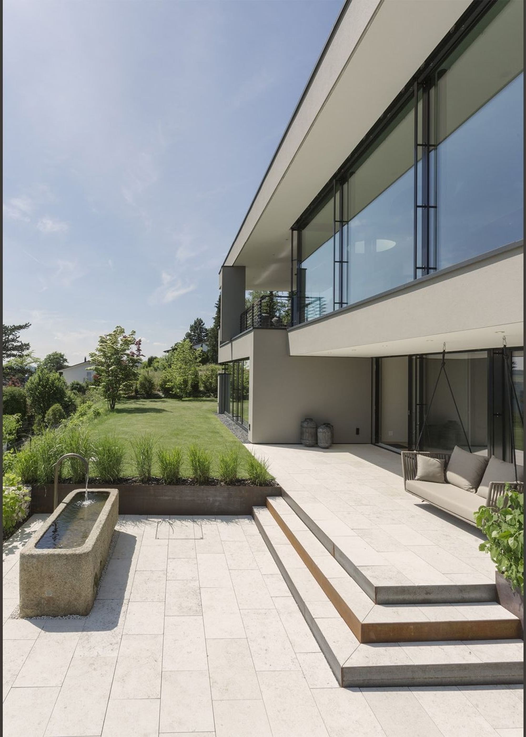 Terrace with seating steps and planter – Single-family house in Uitikon