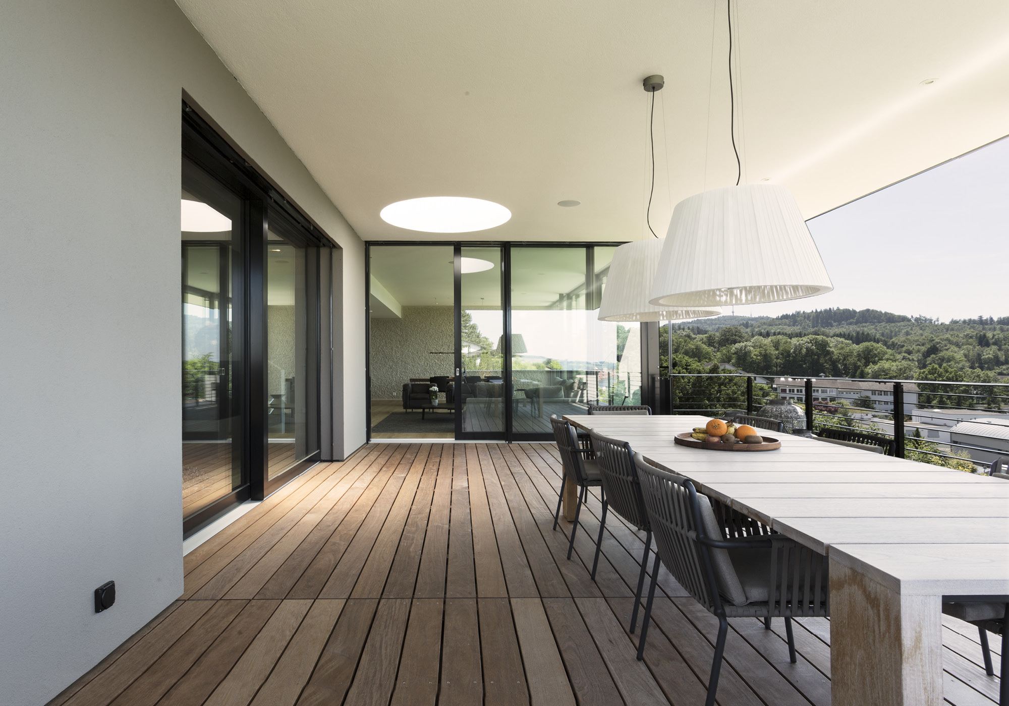Covered terrace with long dining table – Single-family house in Uitikon