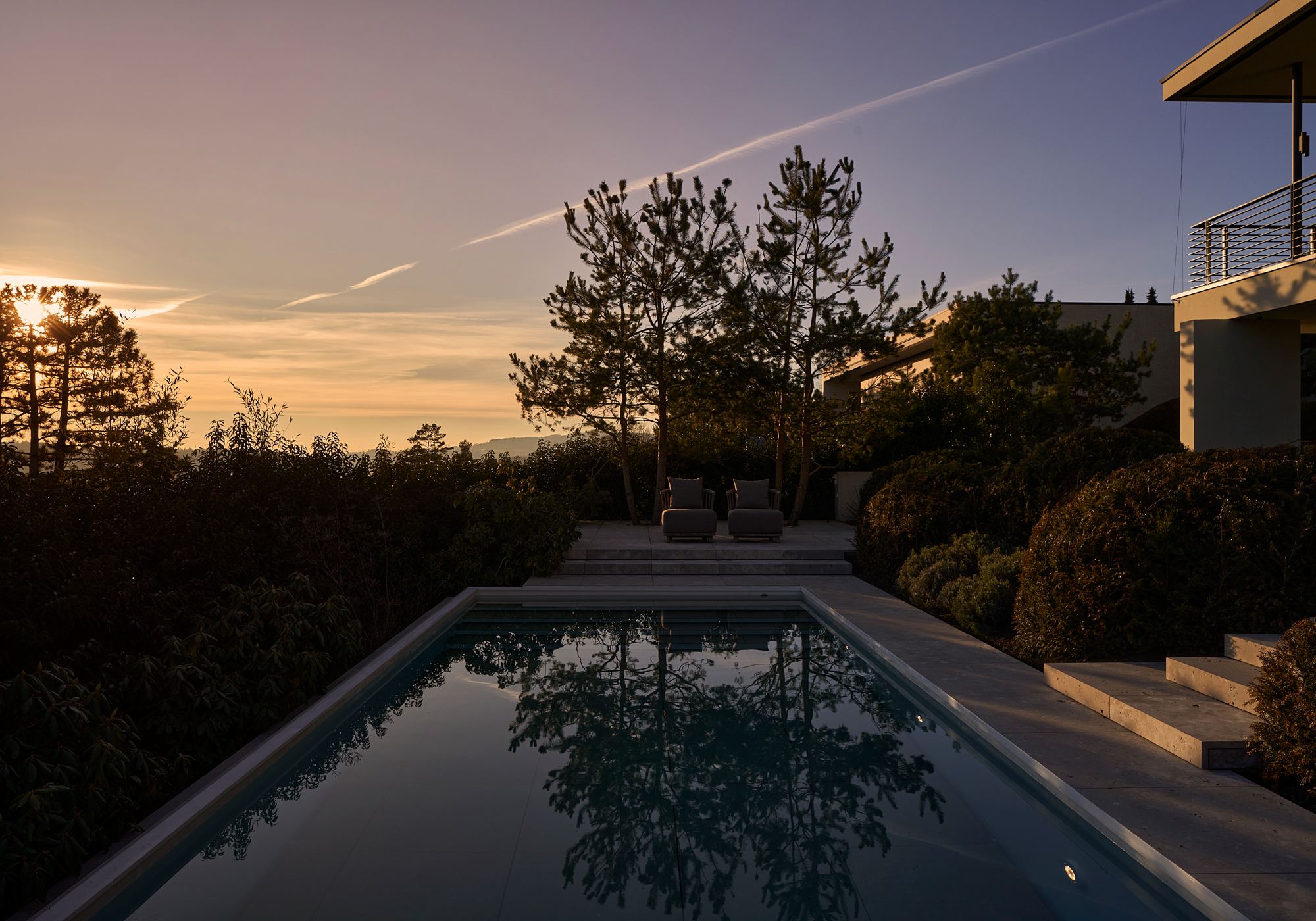 Pool with open view at sunset – Single-family house in Uitikon