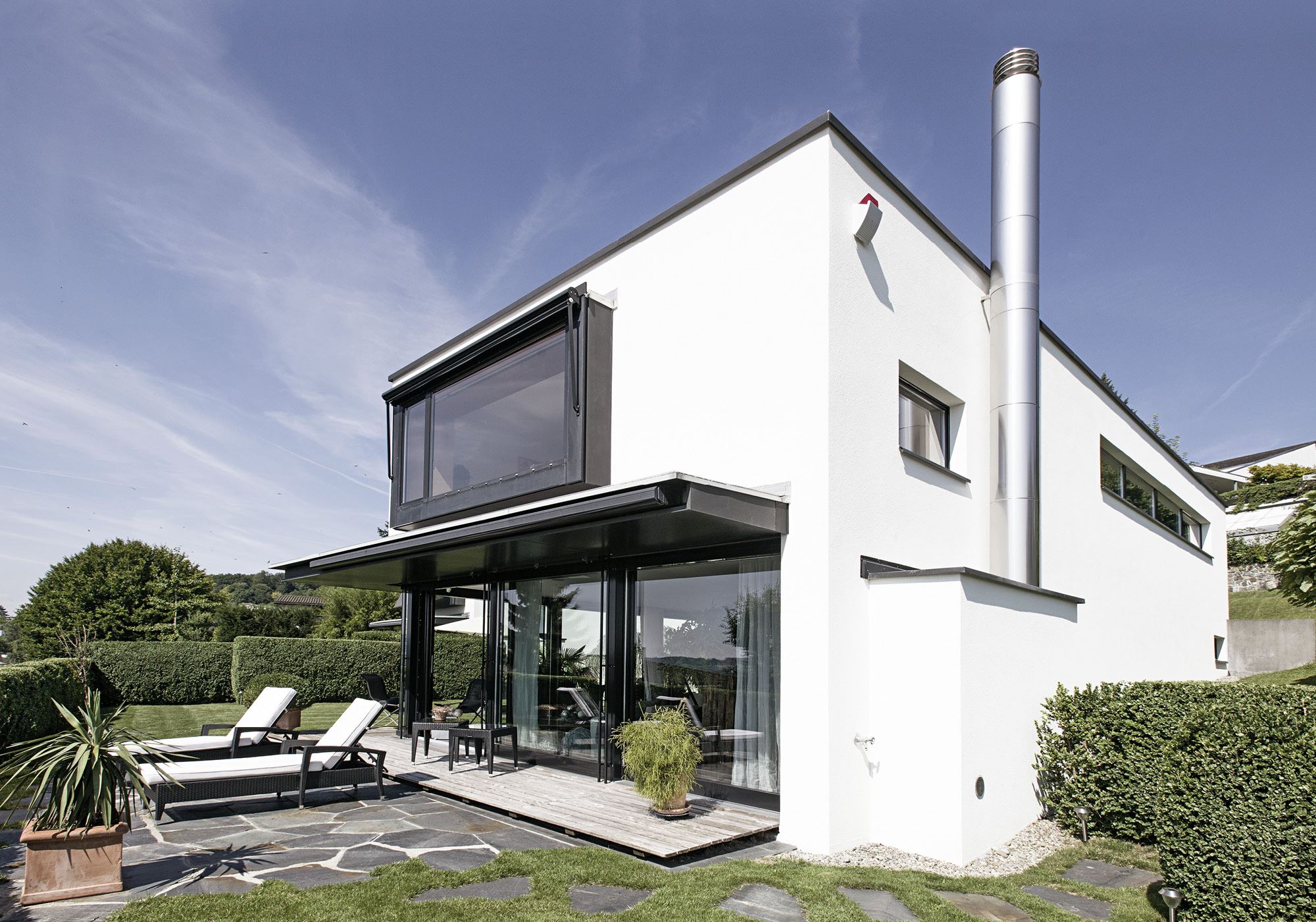 White building with chimney and terrace – Single-family house in Uitikon