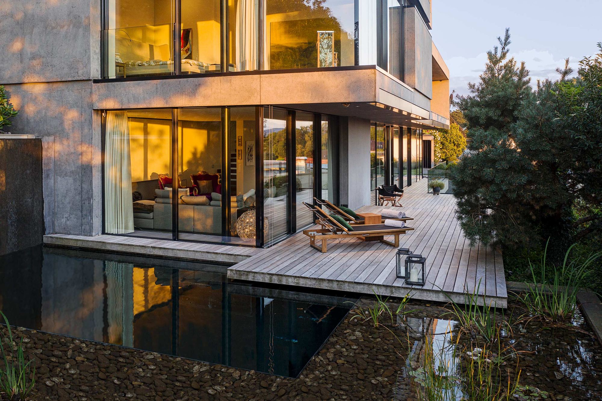 Timber deck with loungers by the water basin – Single-family house in Uitikon