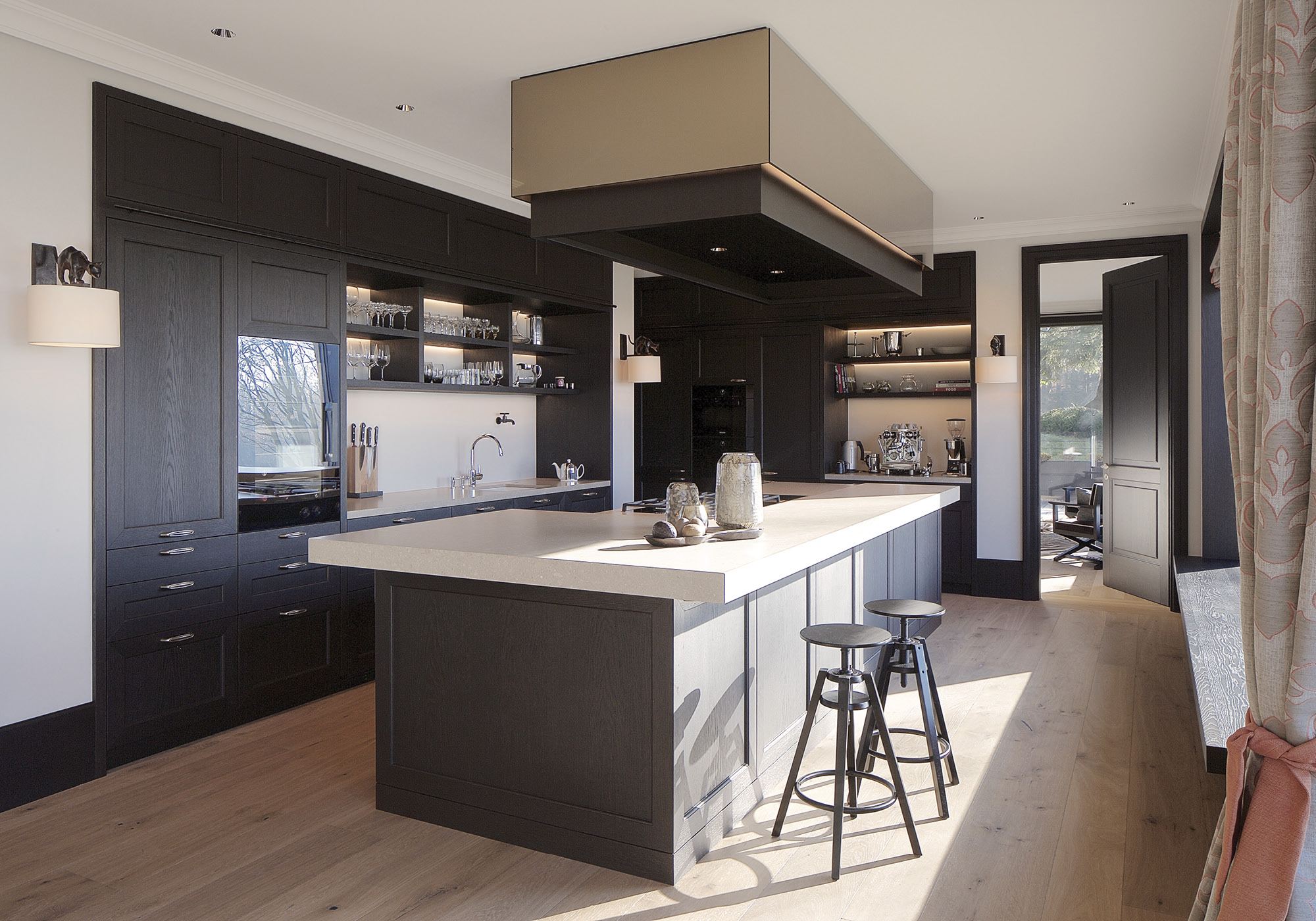 Kitchen with island and dark cabinetry – Single-family house in Herrliberg