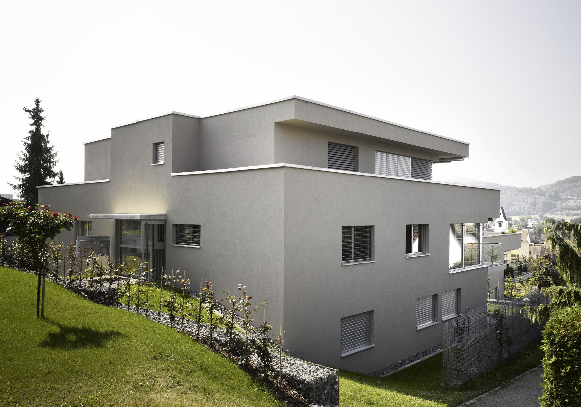 Grey apartment building on the slope – Apartment building in Mellingen