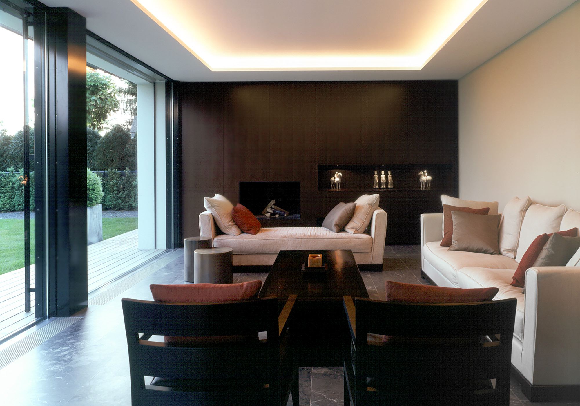 Living room with sofas and timber wall – Single-family house in Uitikon