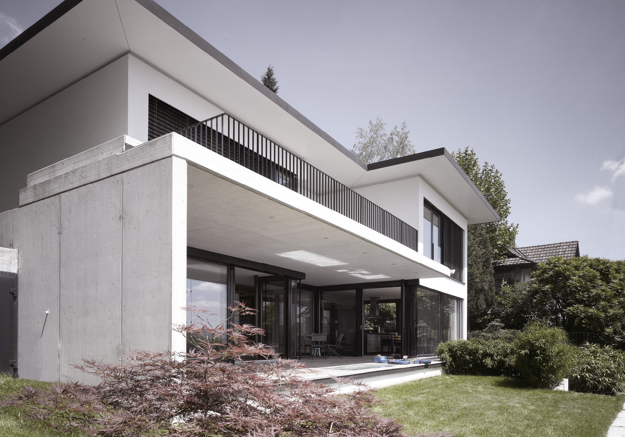 Garden side with balcony and Japanese maple – Single-family house in Wettingen