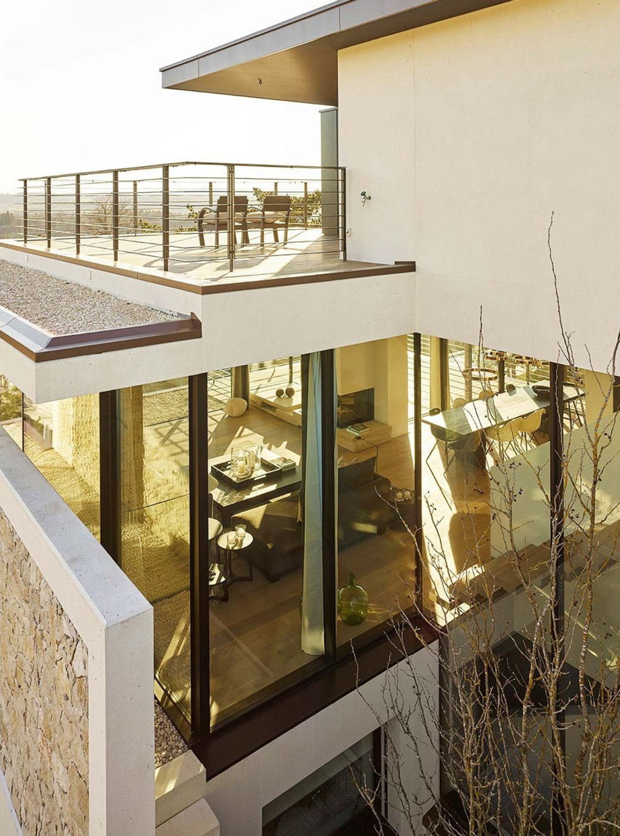 Blick von oben auf Terrasse und Glasfront – Einfamilienhaus in Uitikon
