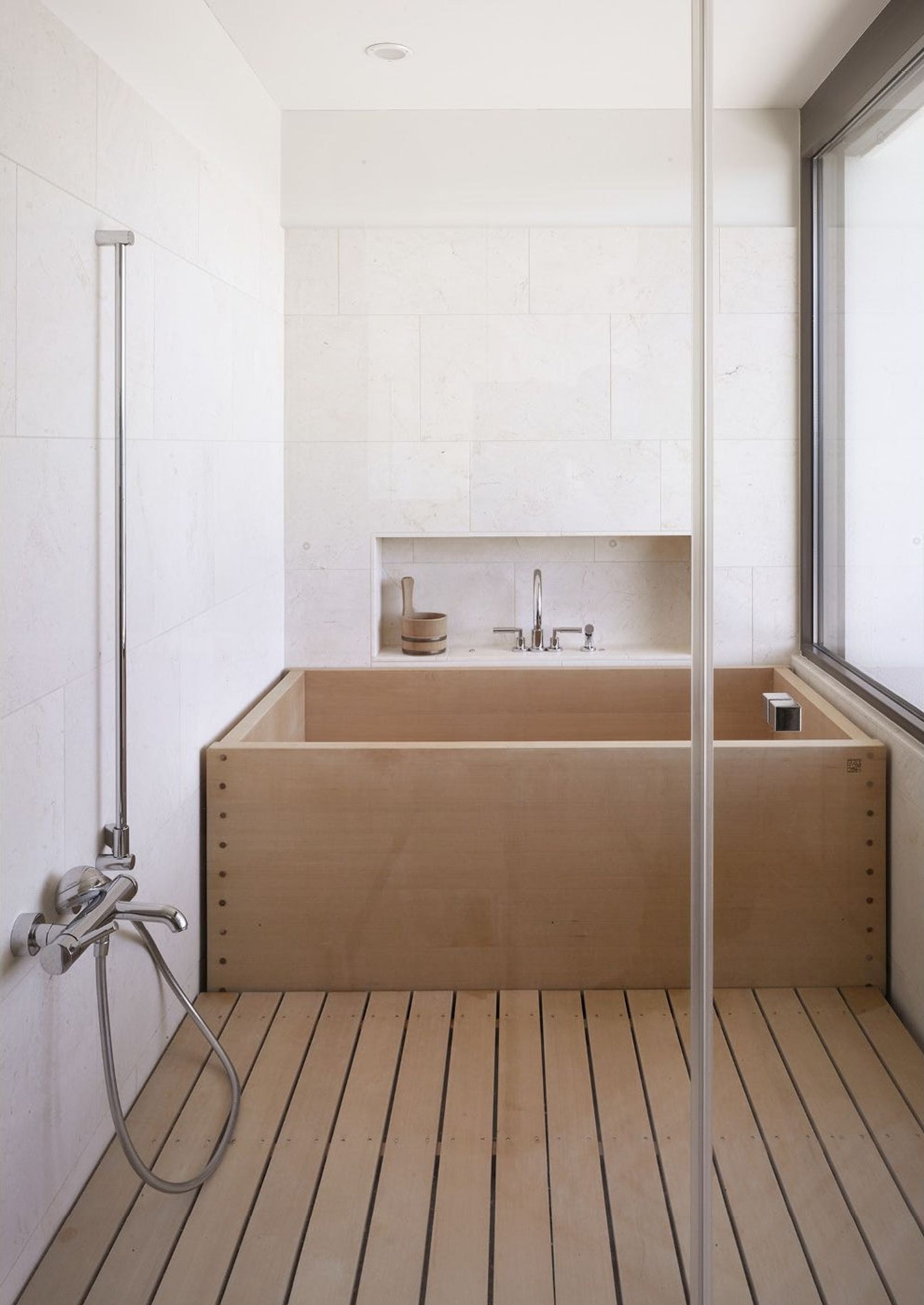 Japanese-style bathroom with wooden tub – Single-family house in Wettingen