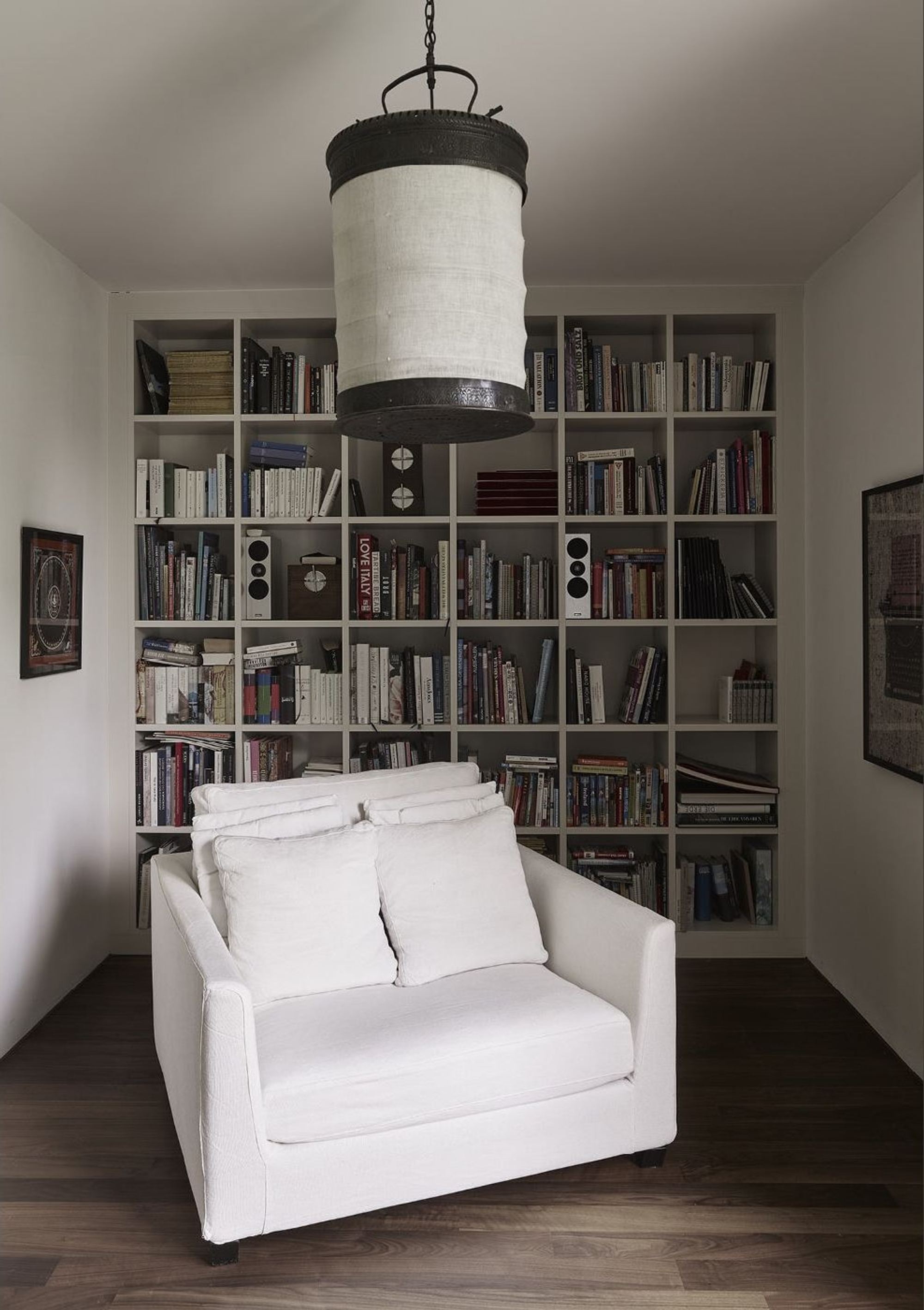 Reading corner with armchair and bookshelves – Apartment building in Uitikon