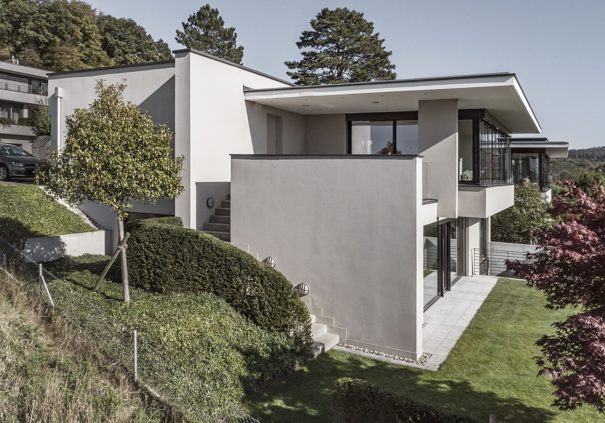 Side view with steps on the slope – Single-family house in Uitikon