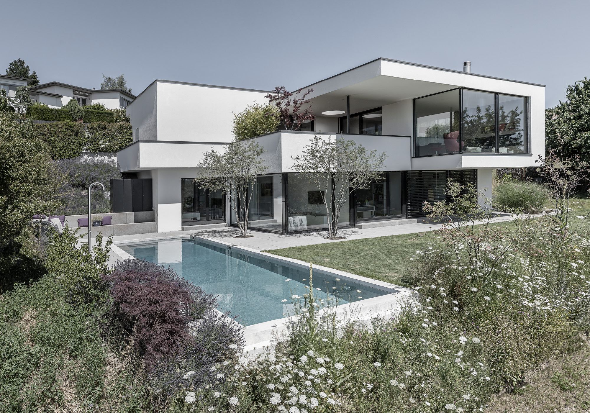 Pool in front of the cantilevered facade – Single-family house in Uitikon