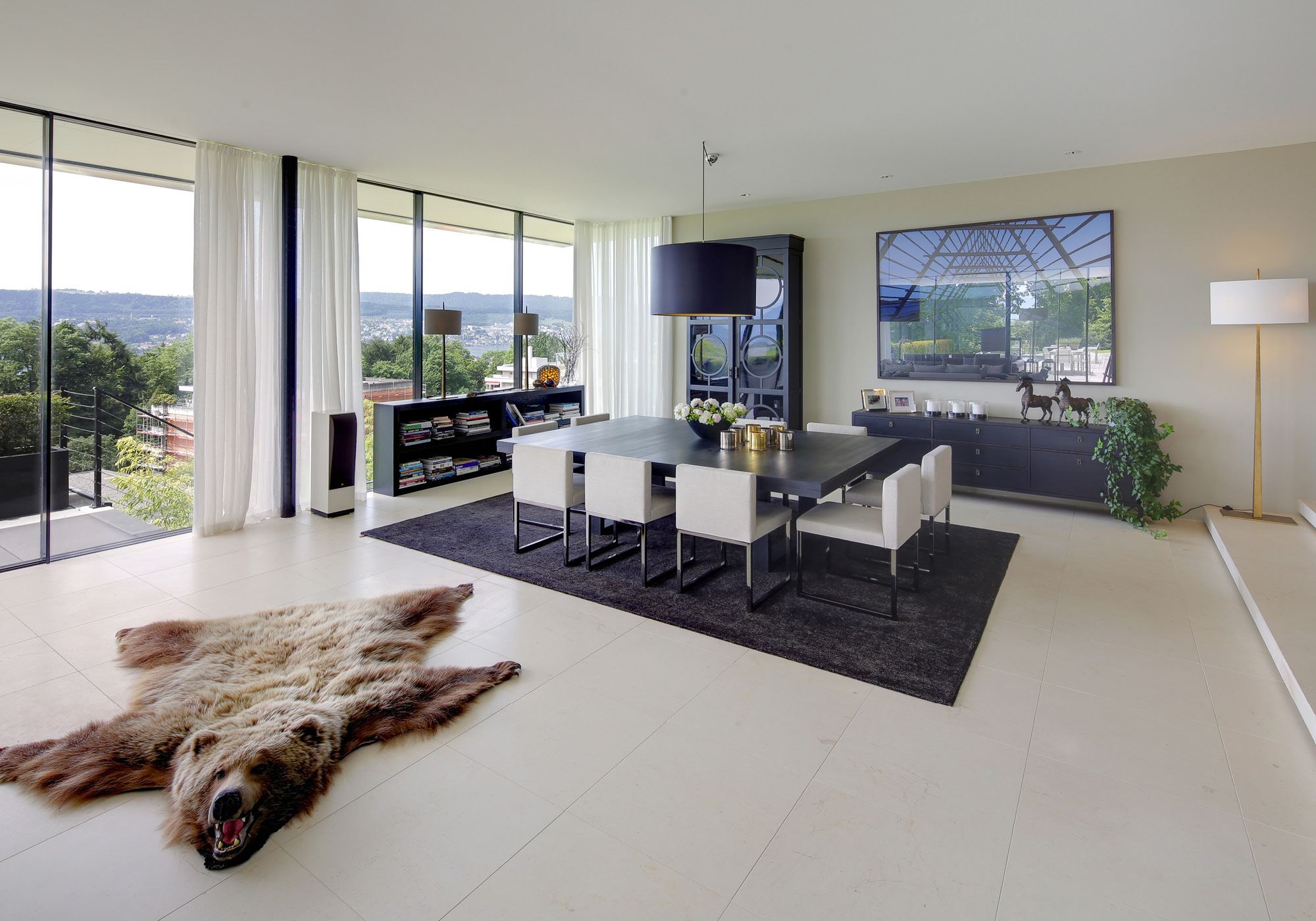 Dining area with dark rug and hide – Single-family house in Meilen