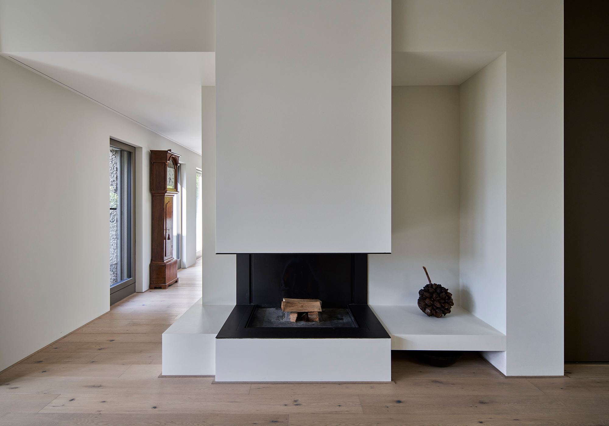 Free-standing fireplace with white chimney breast – Interiors and landscape, Wettswil