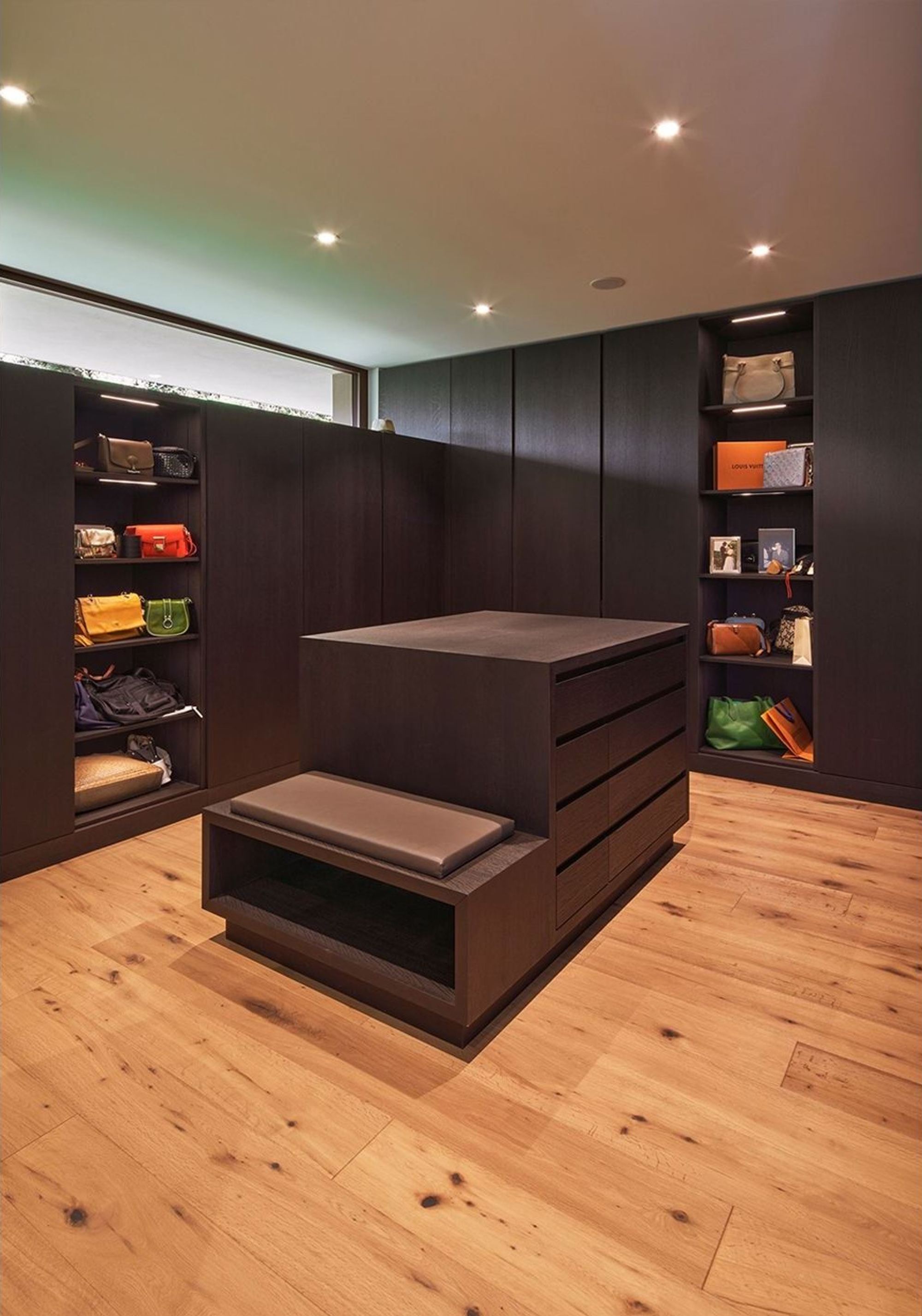Walk-in wardrobe with central island and shelving – Single-family house in Herrliberg