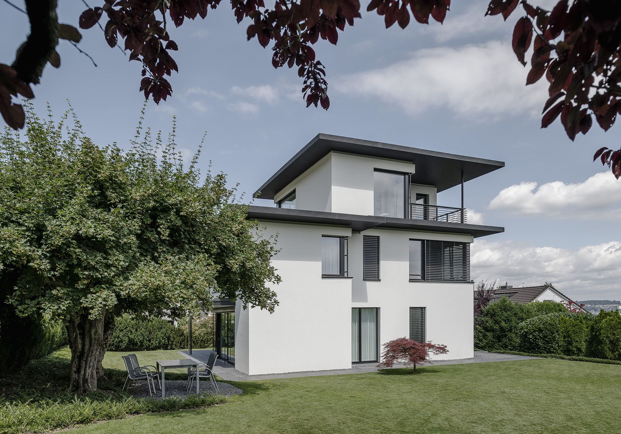 Garden side with mature tree and seating area – Single-family house in Zürich