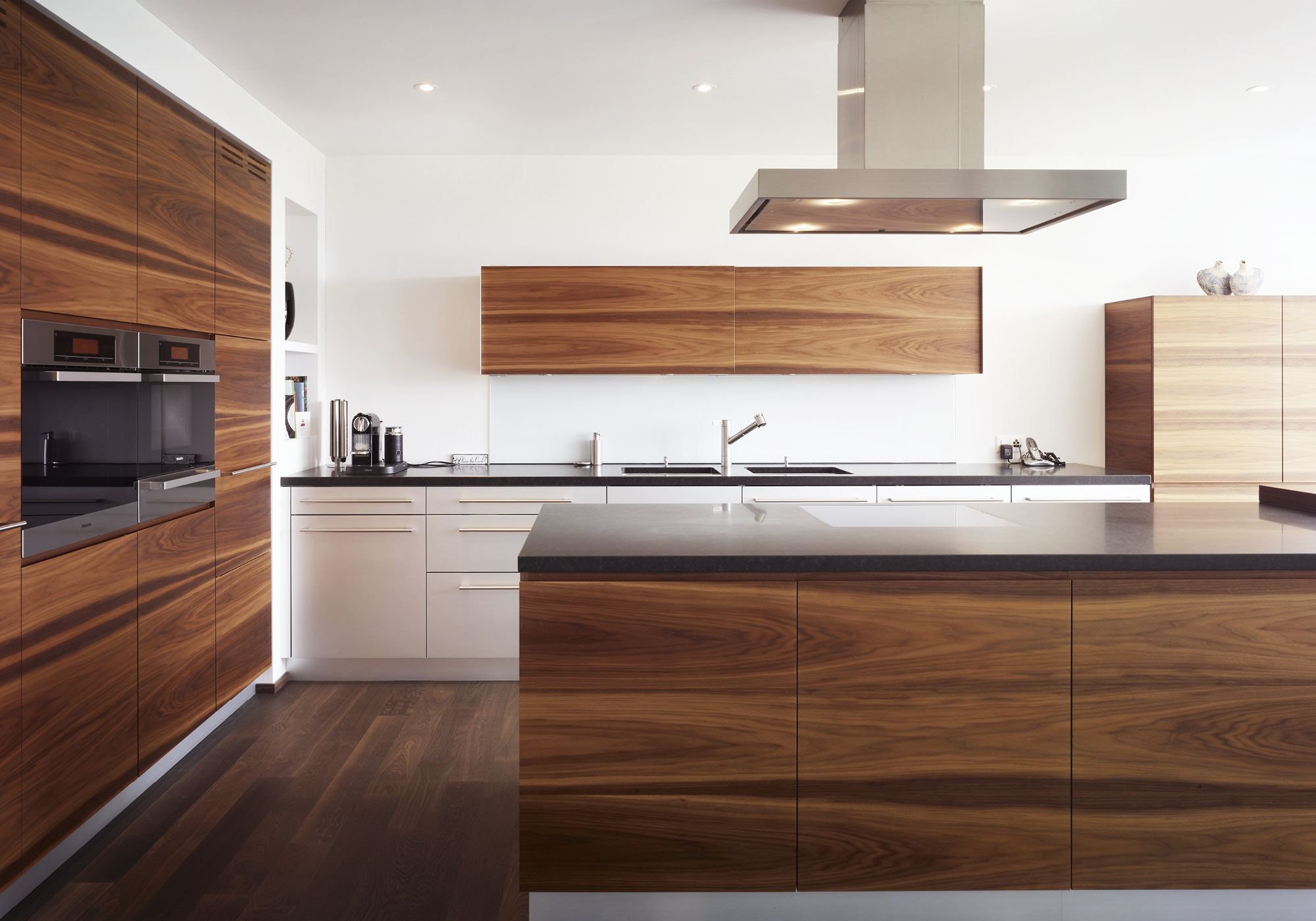 Kitchen with walnut fronts and extractor hood – Single-family house in Russikon