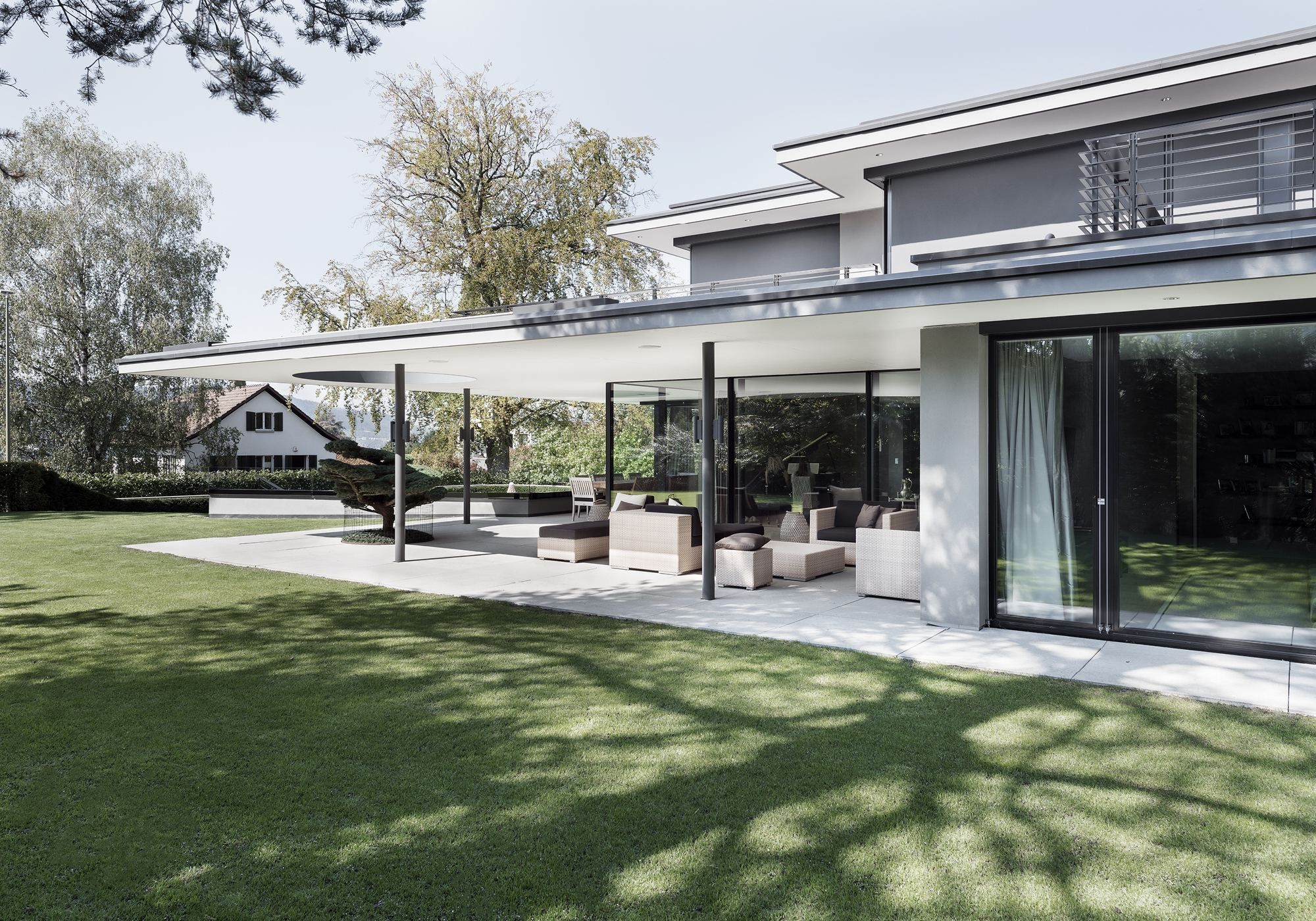Terrace with lounge furniture under the canopy – Single-family house in Küsnacht