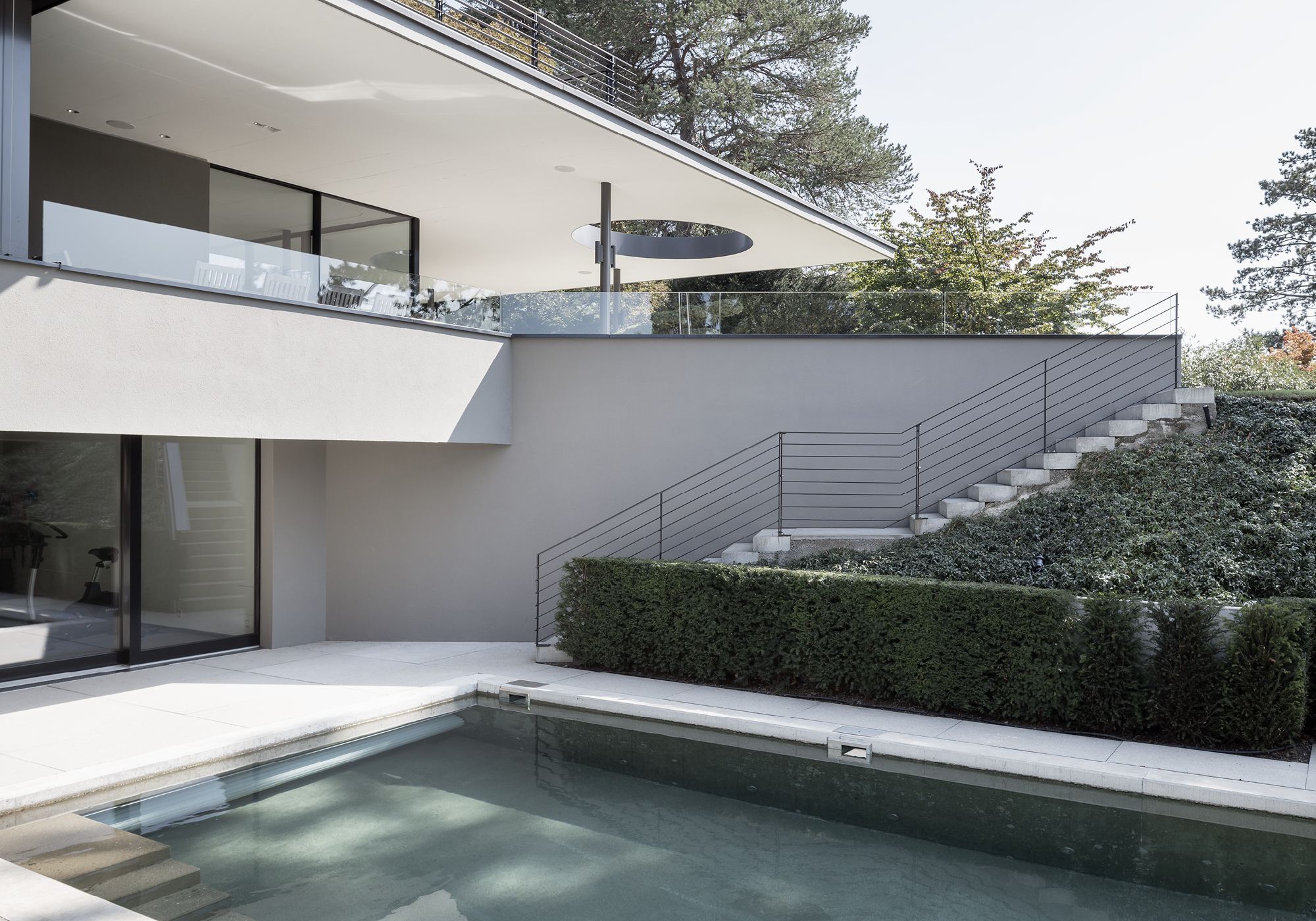 Pool with outdoor stairs along the retaining wall – Single-family house in Küsnacht