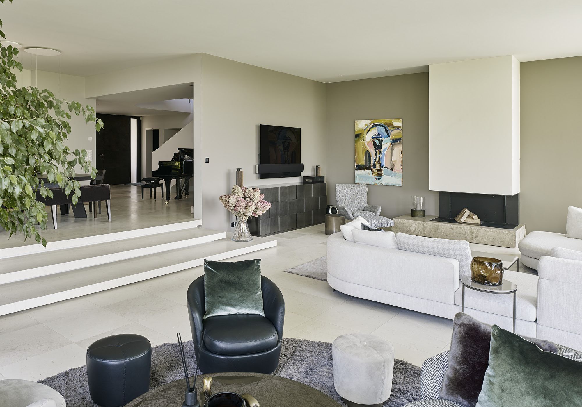 Living space with seating and steps – Single-family house in Uitikon
