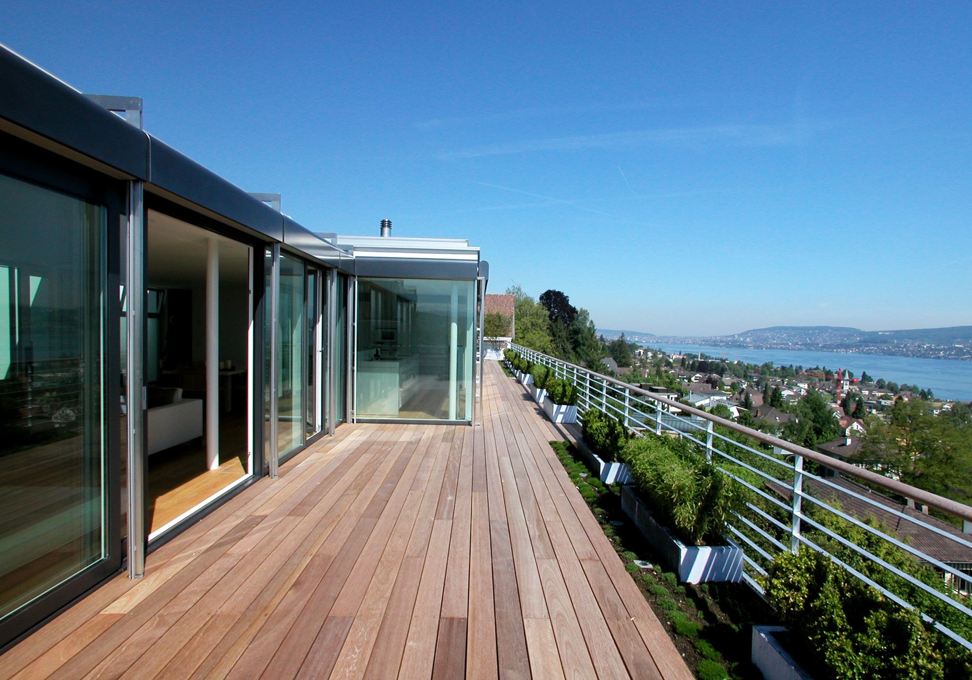 Long roof terrace with timber floor above the lake – Interiors and landscape, Rüschlikon