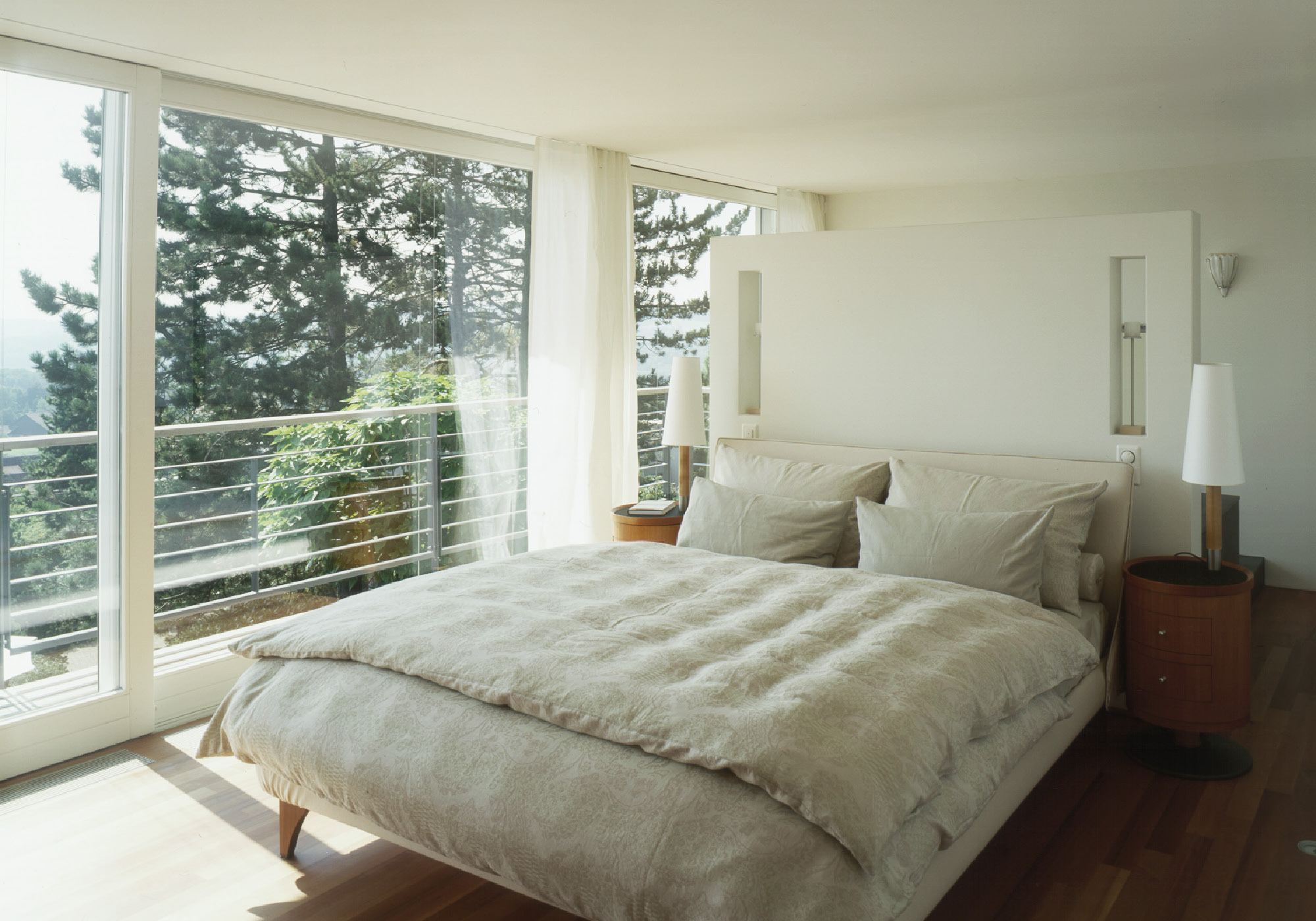 Bedroom with glass front and balcony – Single-family house