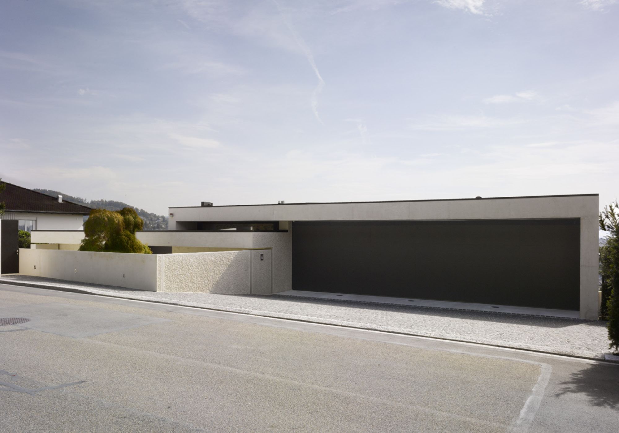 Low building with garage by the street – Single-family house in Uitikon