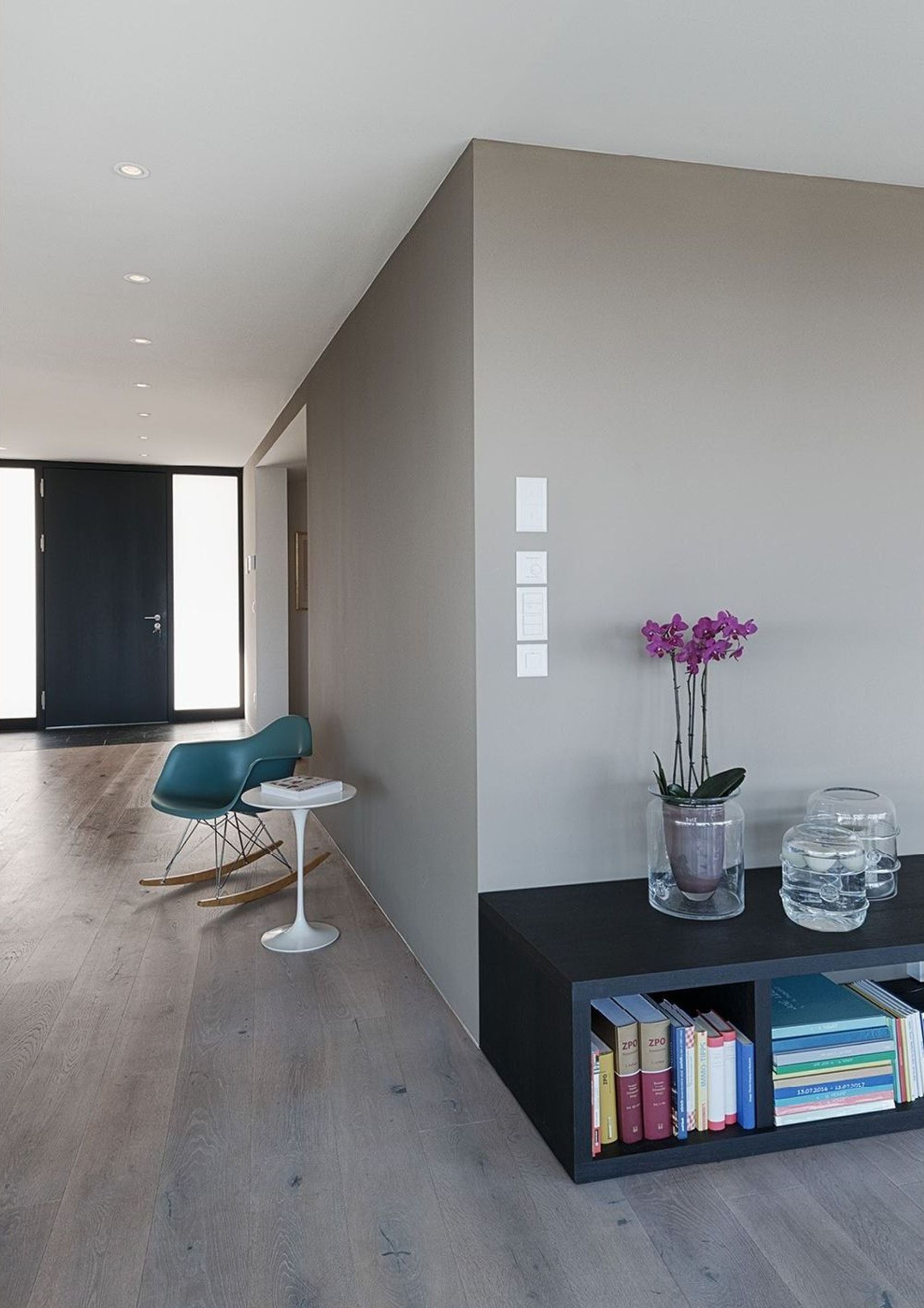 Hallway with shelf and view to the entrance – Interiors and landscape, Kilchberg