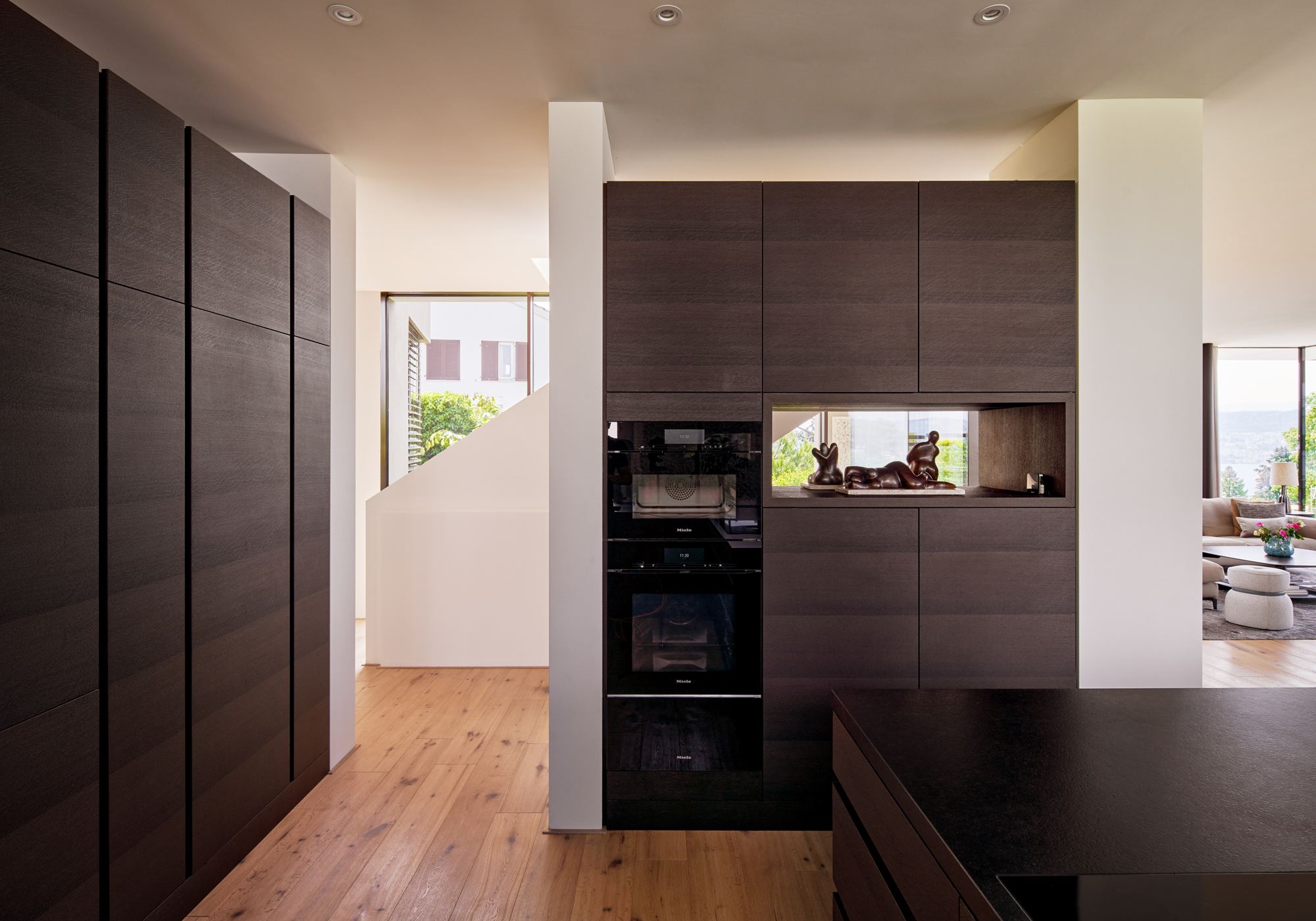 Built-in cabinets and kitchen block in dark timber – Single-family house in Herrliberg