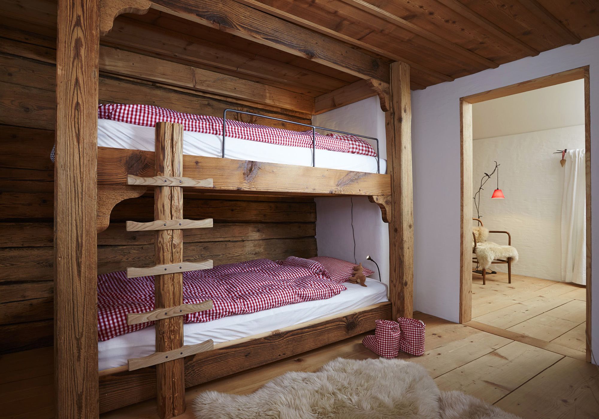 Children's room with timber bunk bed – Historic conversion in Fidaz