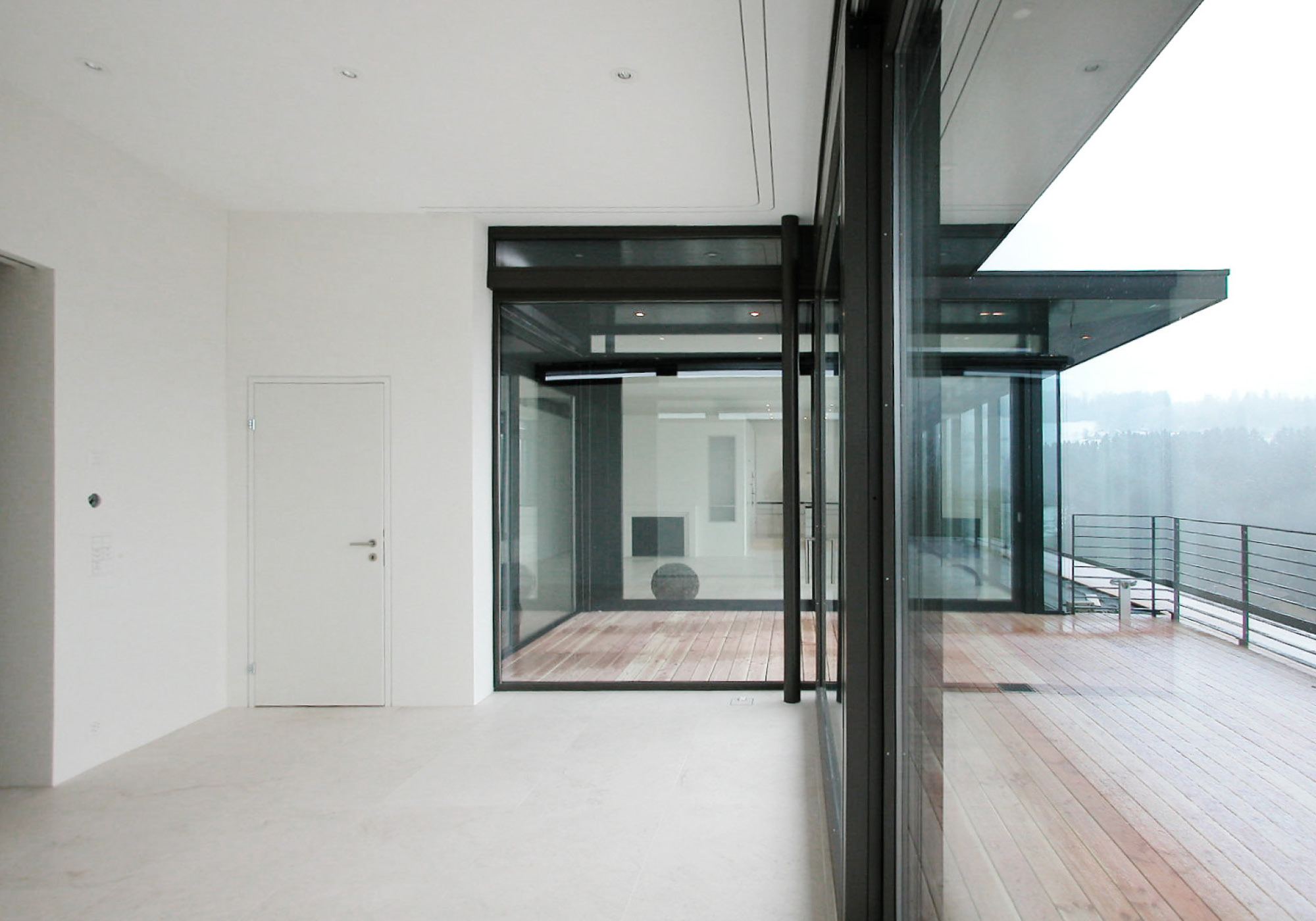 Room with glass wall to the balcony – Single-family house in Teufen