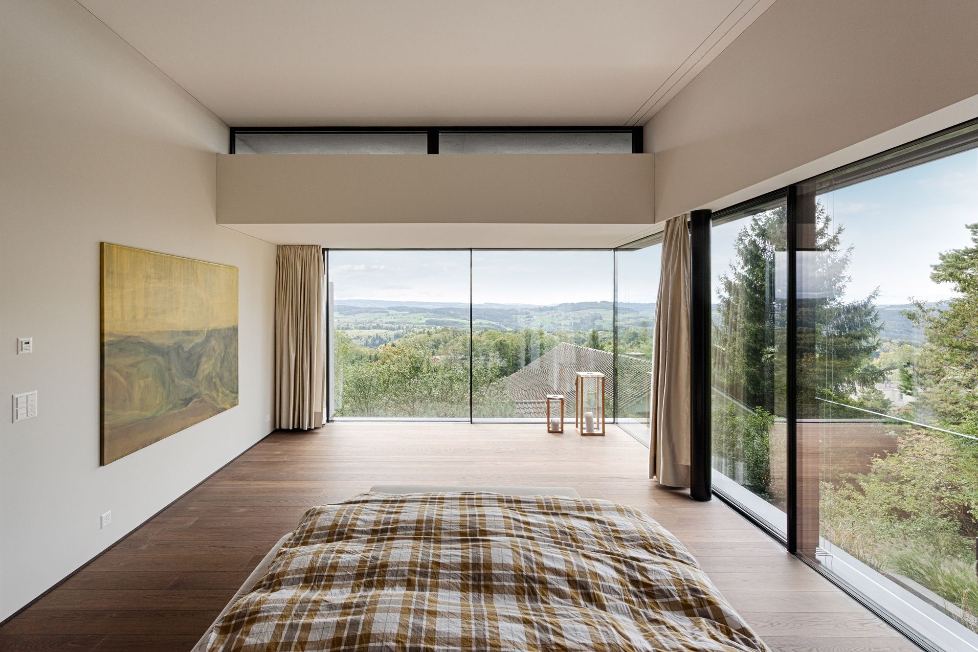 Bedroom with floor-to-ceiling windows onto greenery – Single-family house in Uitikon
