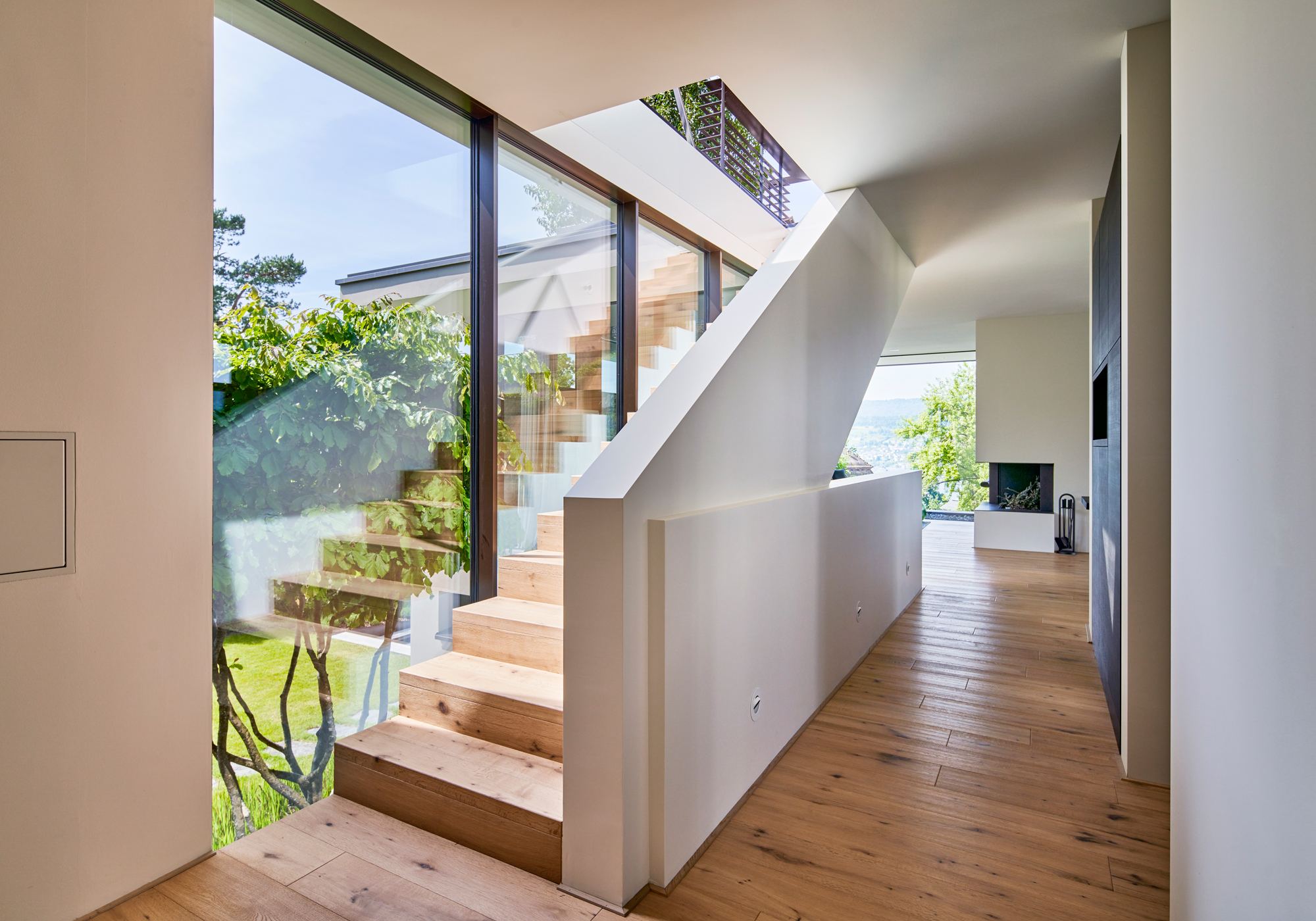 Timber staircase along the glass facade – Single-family house in Herrliberg