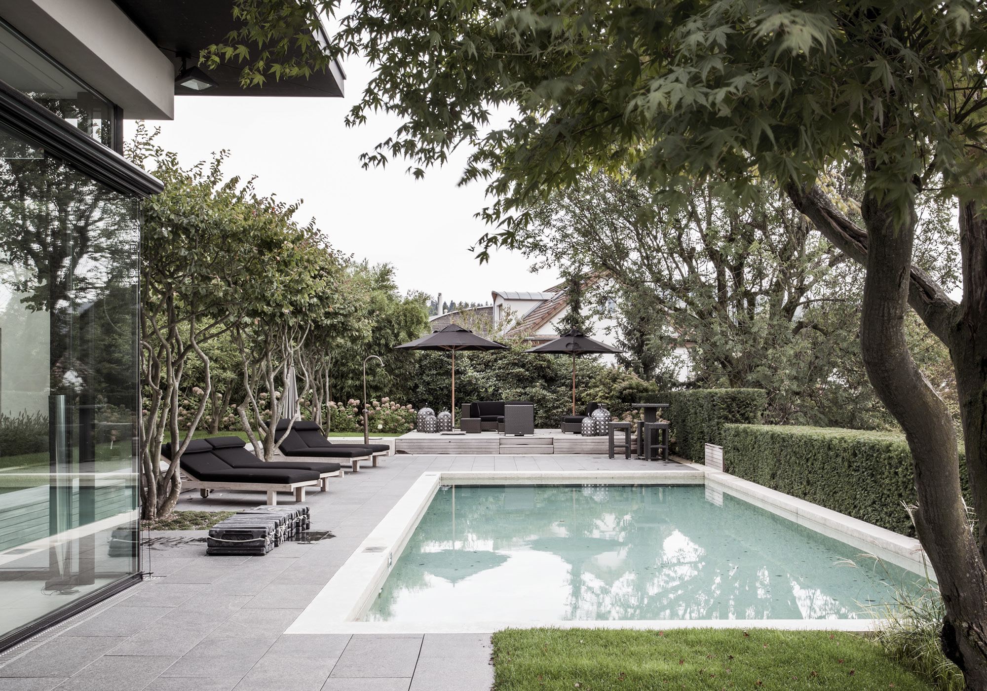 Pool with loungers in the garden – Single-family house in Uitikon