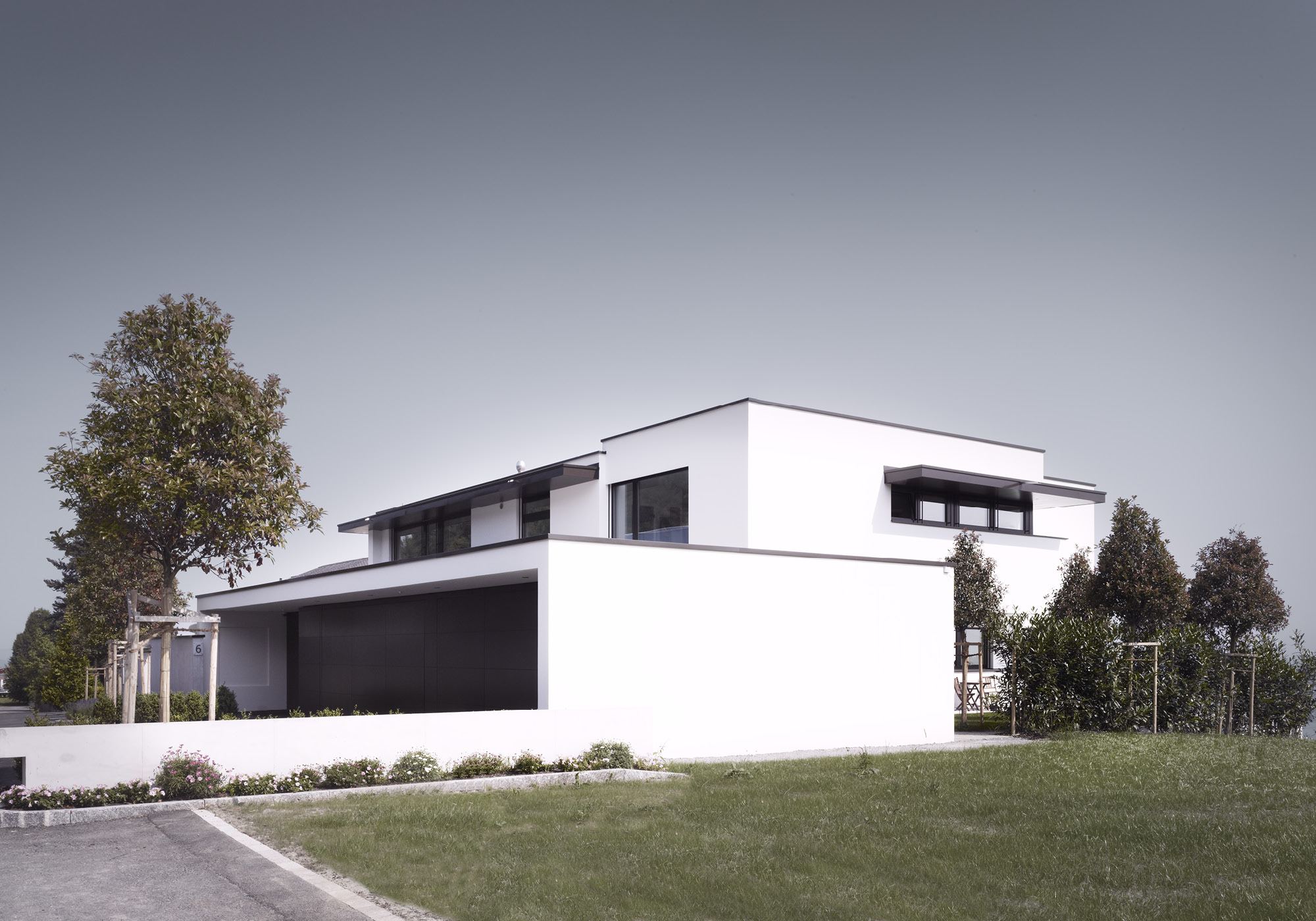 White building with driveway and lawn – Single-family house in Schindellegi