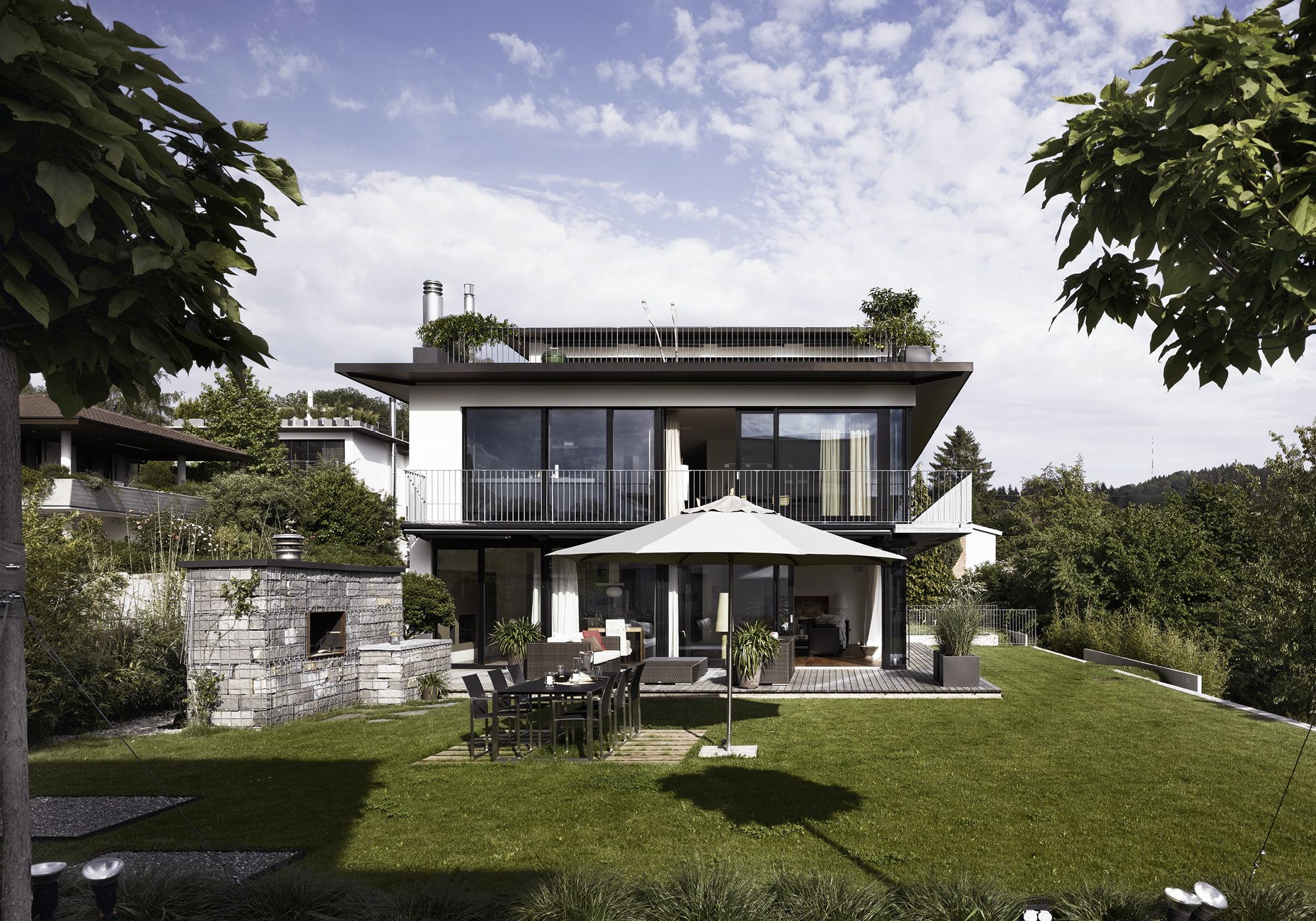 Apartment building with garden and parasol – Apartment building in Uitikon