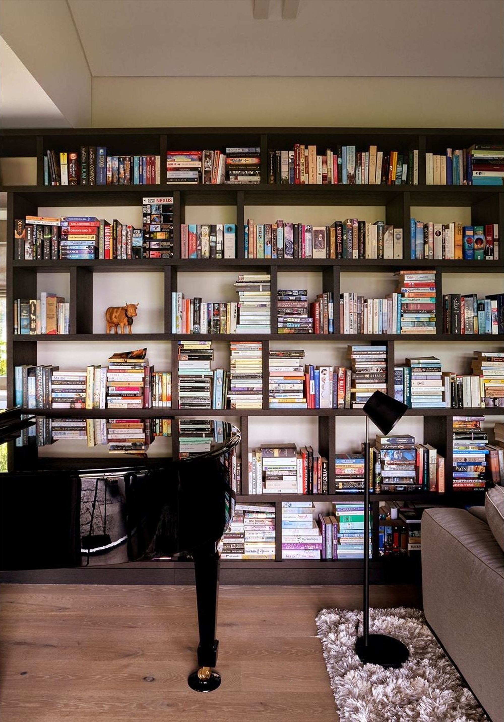 Bibliothek mit raumhohem Bücherregal – Innenausbau und Umgebung, Meilen