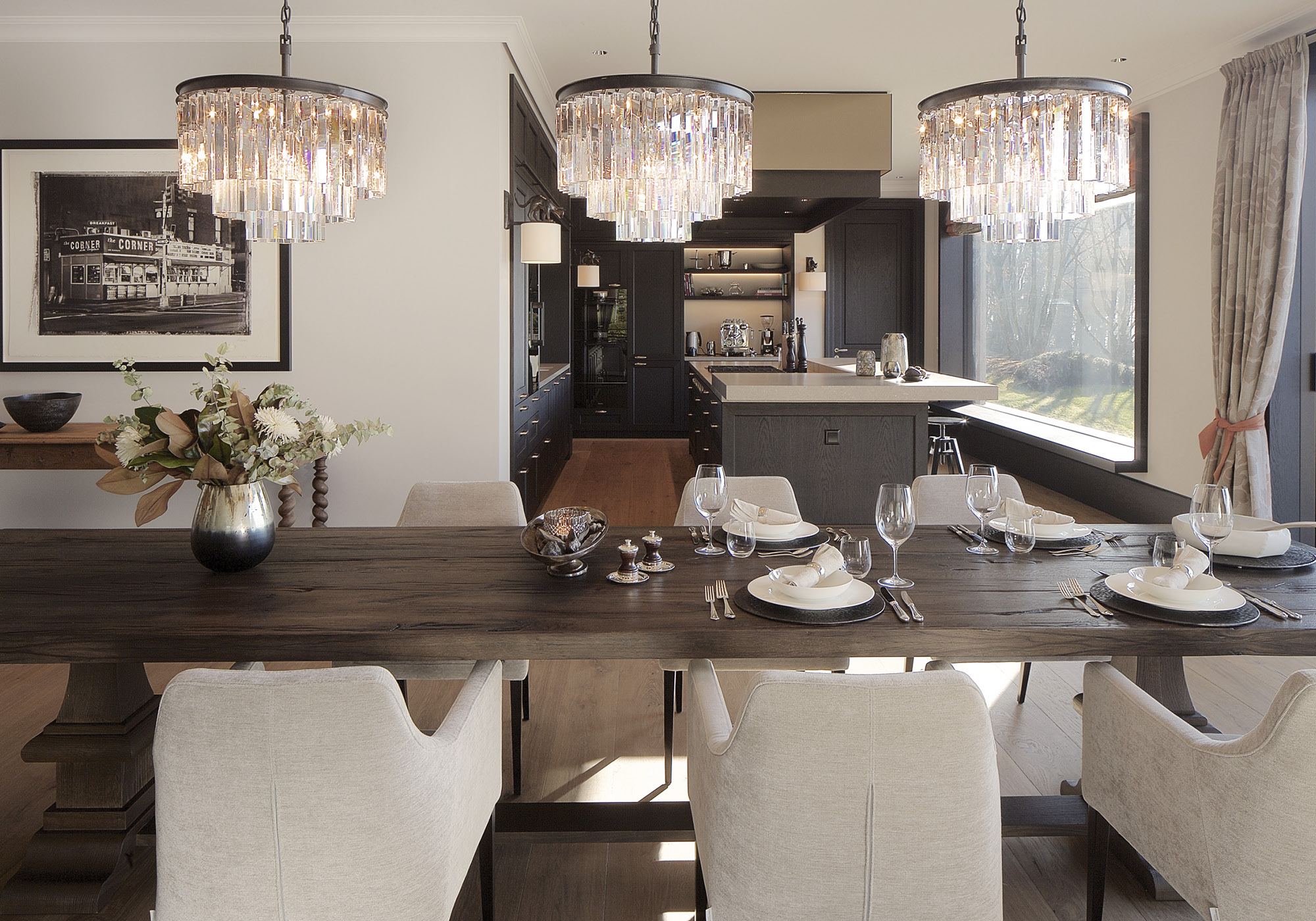 Dining table with crystal chandeliers – Single-family house in Herrliberg