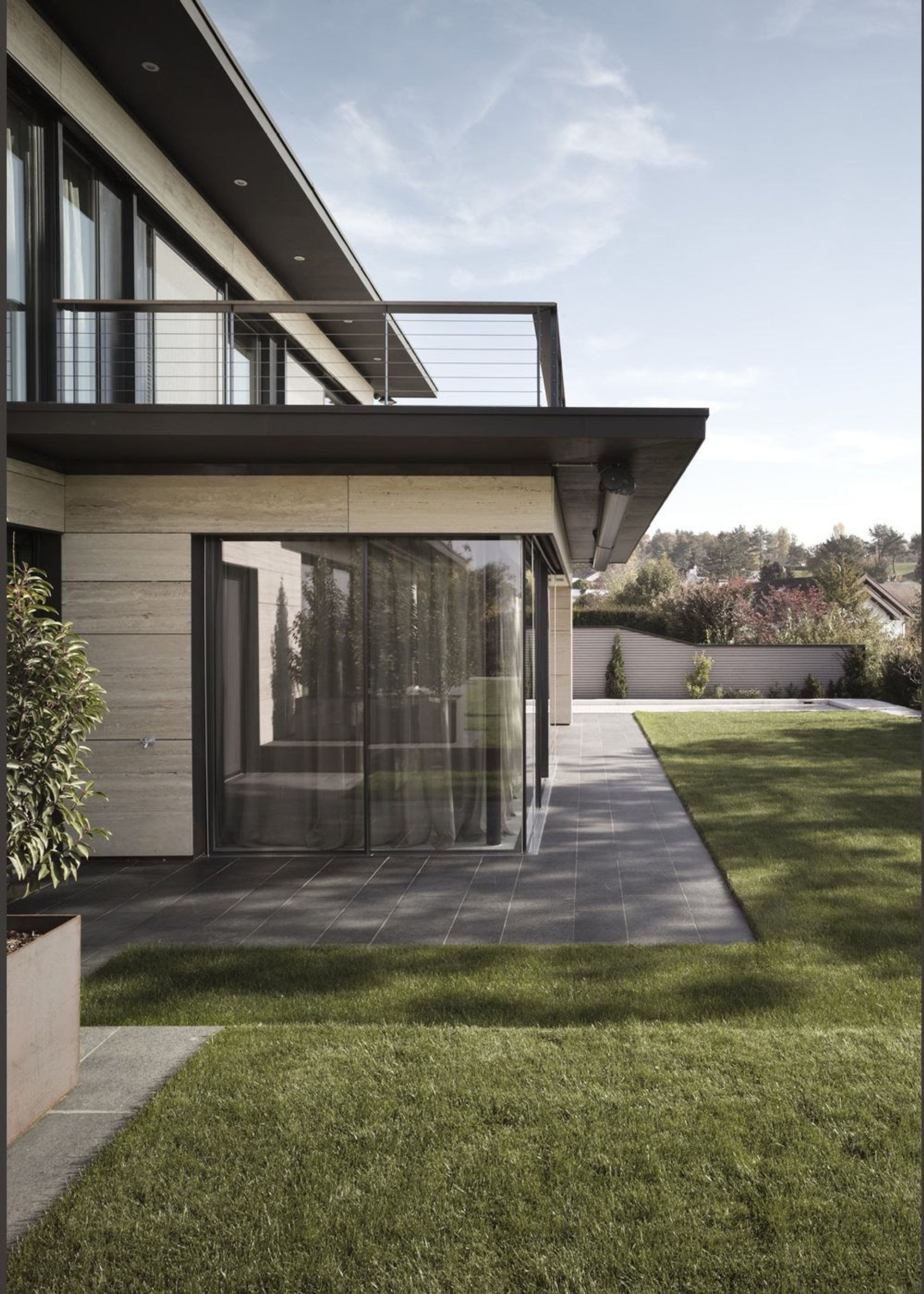 Corner of the house with balcony and lawn – Single-family house in Uitikon