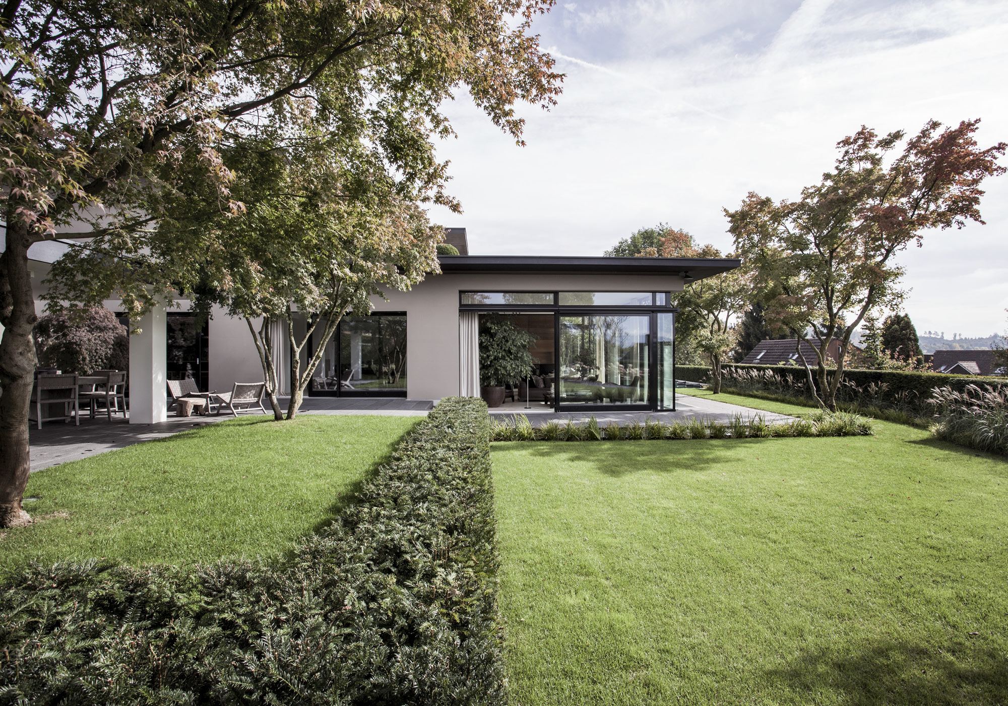 Low house with garden, hedge and trees – Single-family house in Uitikon