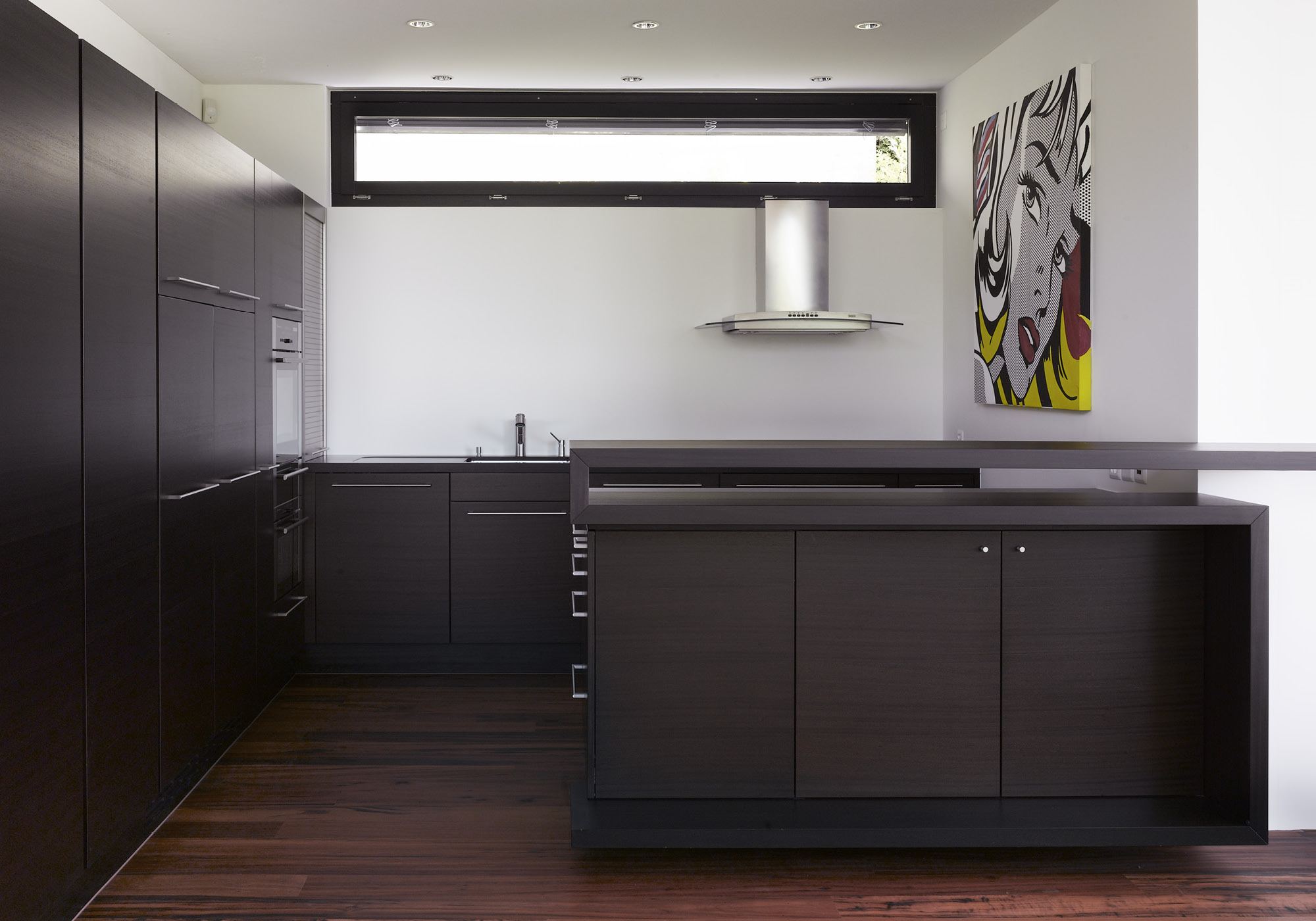 Dark kitchen with pop art picture – Single-family house in Lachen